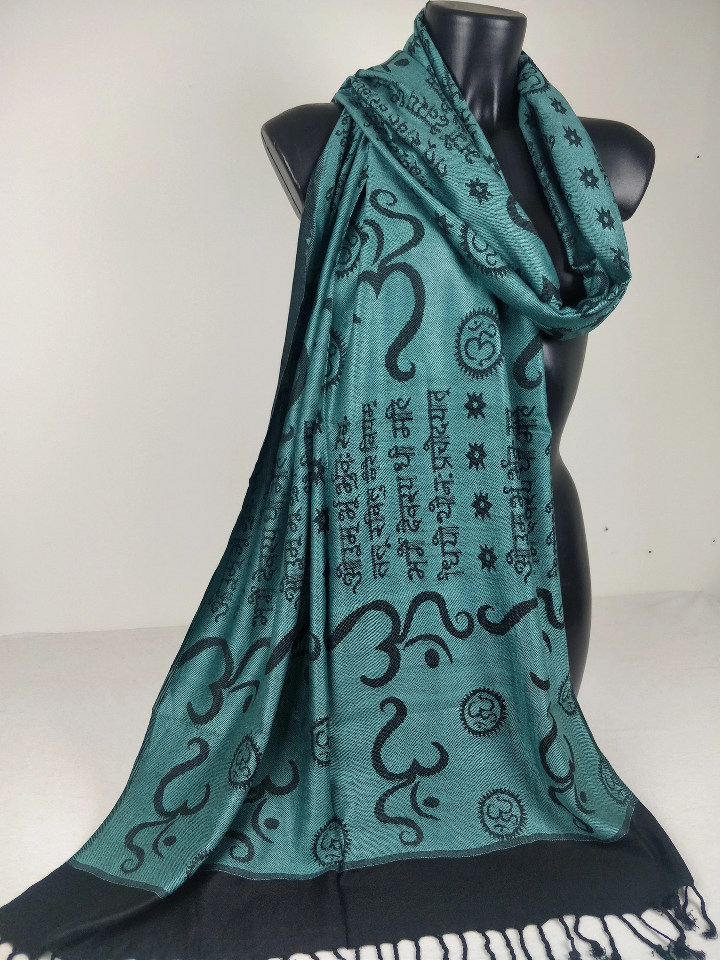 Wende-Pashmina Kharma aus Viskose. Blaue Ohm-Muster.