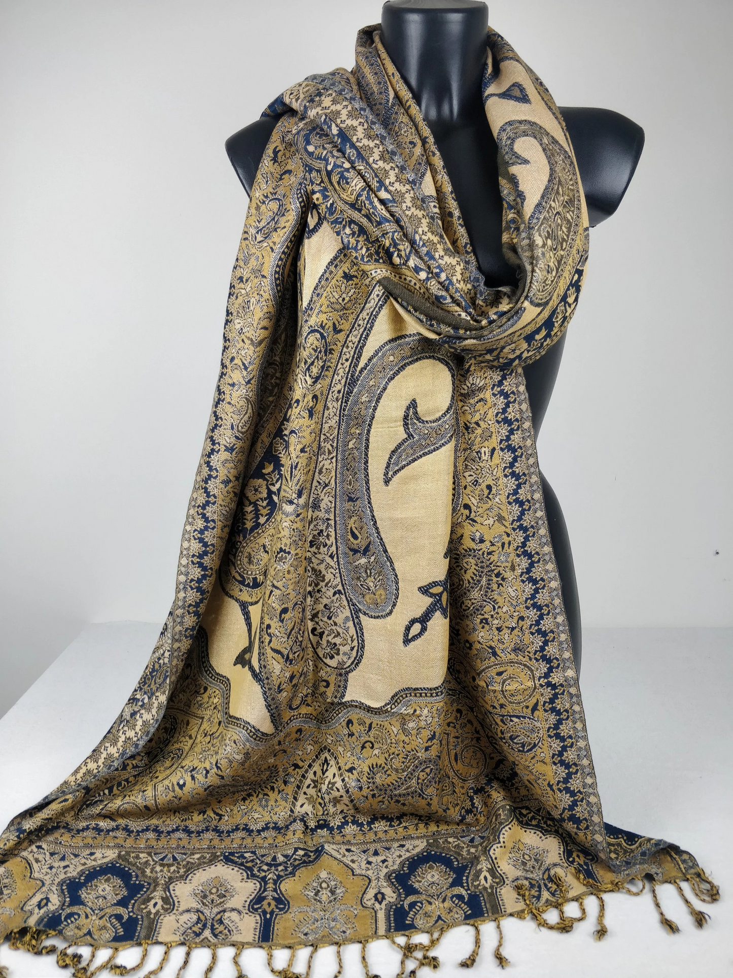 Pashmina vintage Hantra en viscose. Echarpe réversible aux motifs ethnique marron, bleu et crème. (Copie)