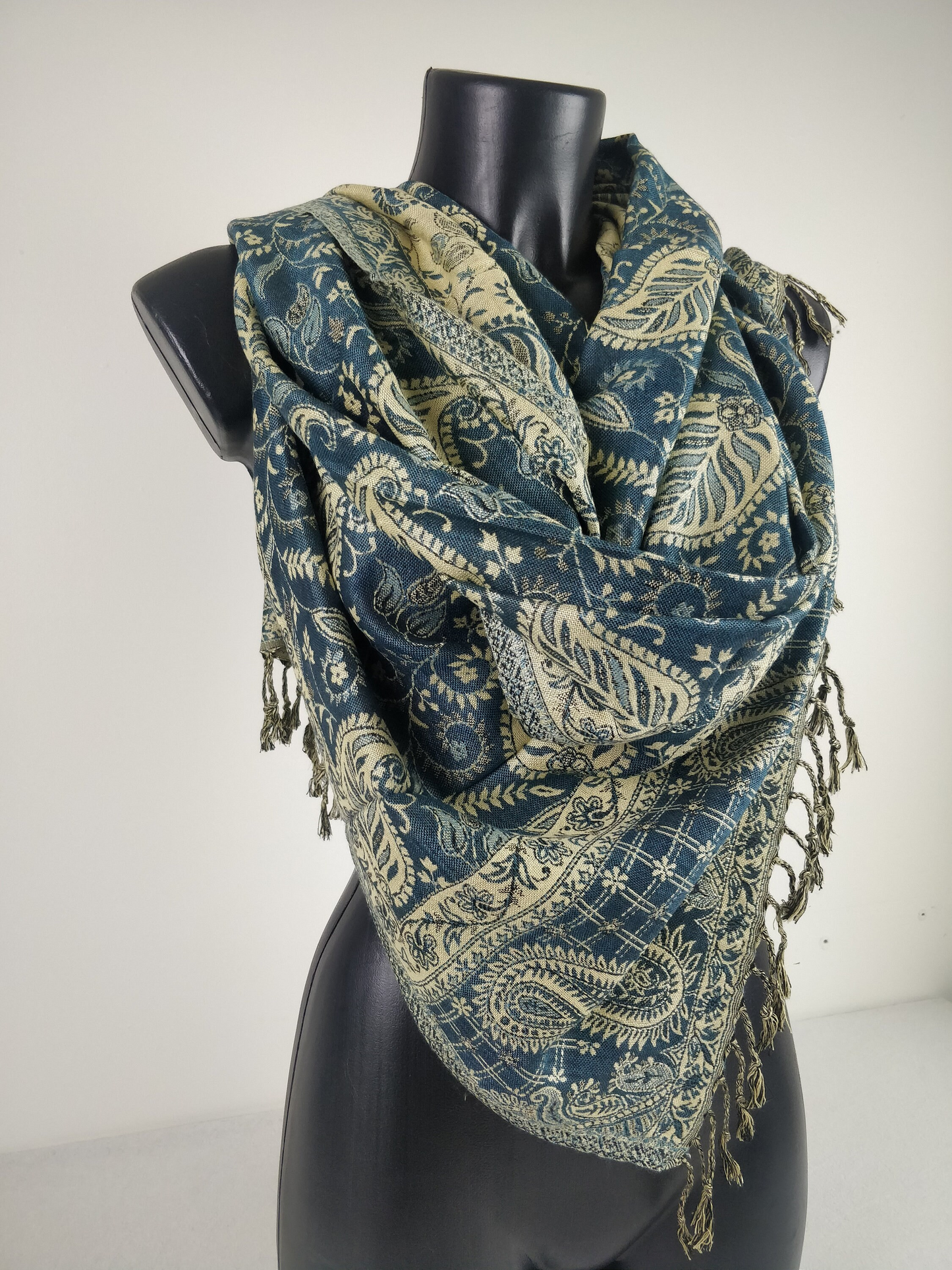 Pashmina Asoha réversible en viscose. Echarpe aux motifs paisley bleu et crème.