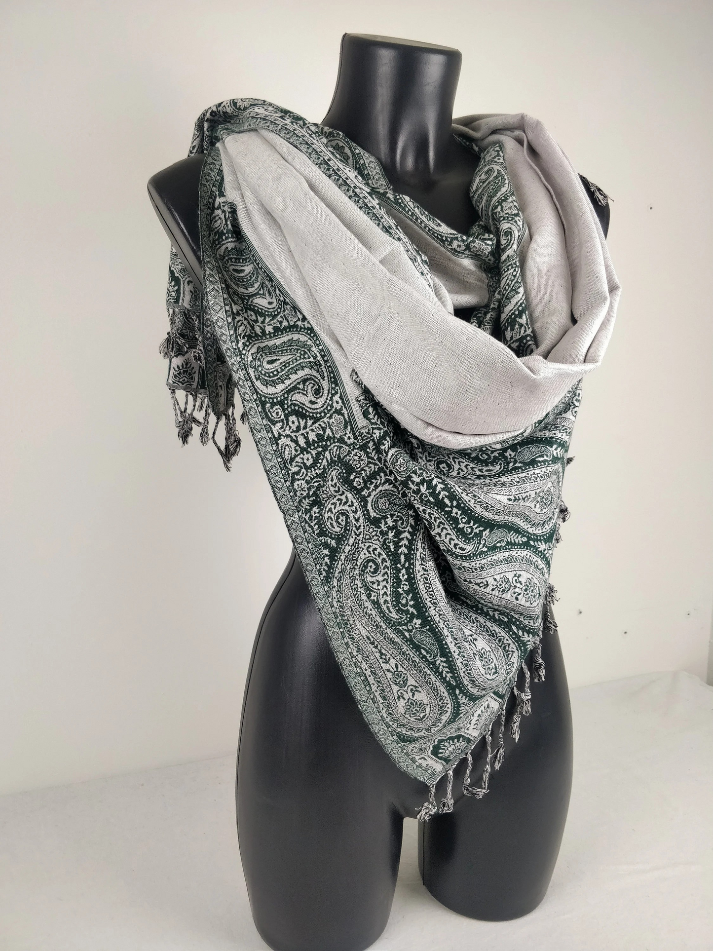 Pashmina Helak réversible en viscose. Echarpe motifs paisley vert et blanc.