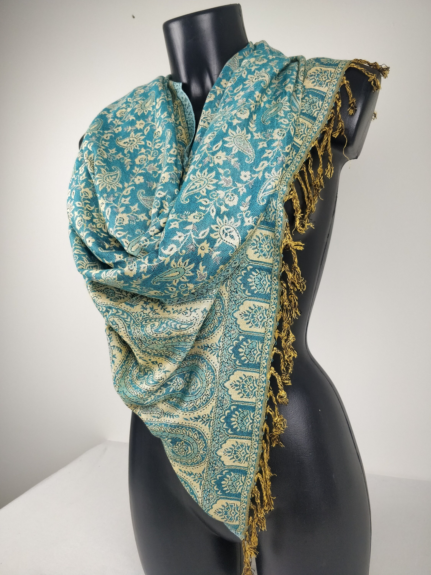 Pashmina réversible Sankya en viscose. Echarpe aux motifs paisley bleu.