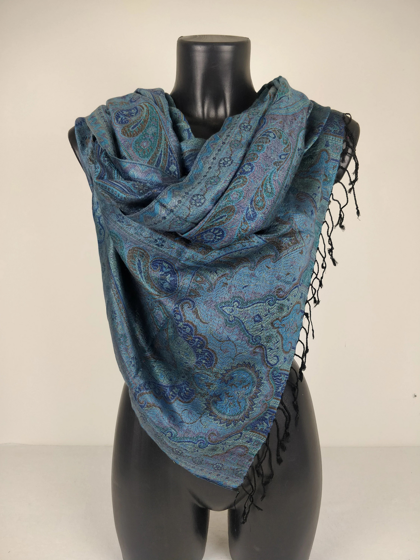 Pashmina Mangal réversible en modal / soie. Echarpe aux motifs paisley noir et bleu.