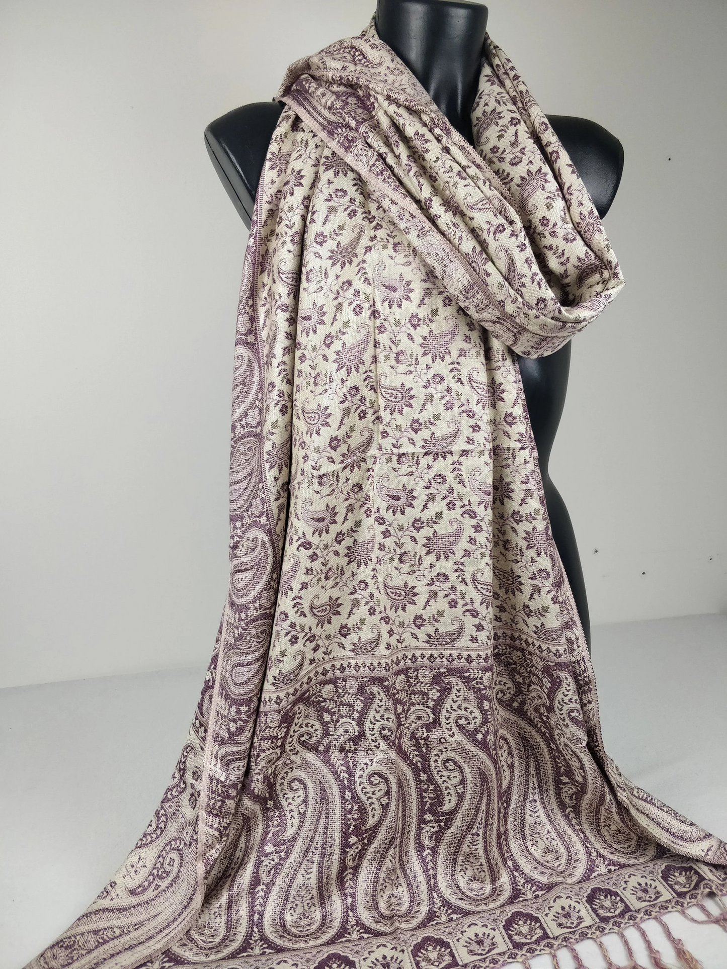 Pashmina réversible Sankya en viscose. Echarpe motif paisley violet.