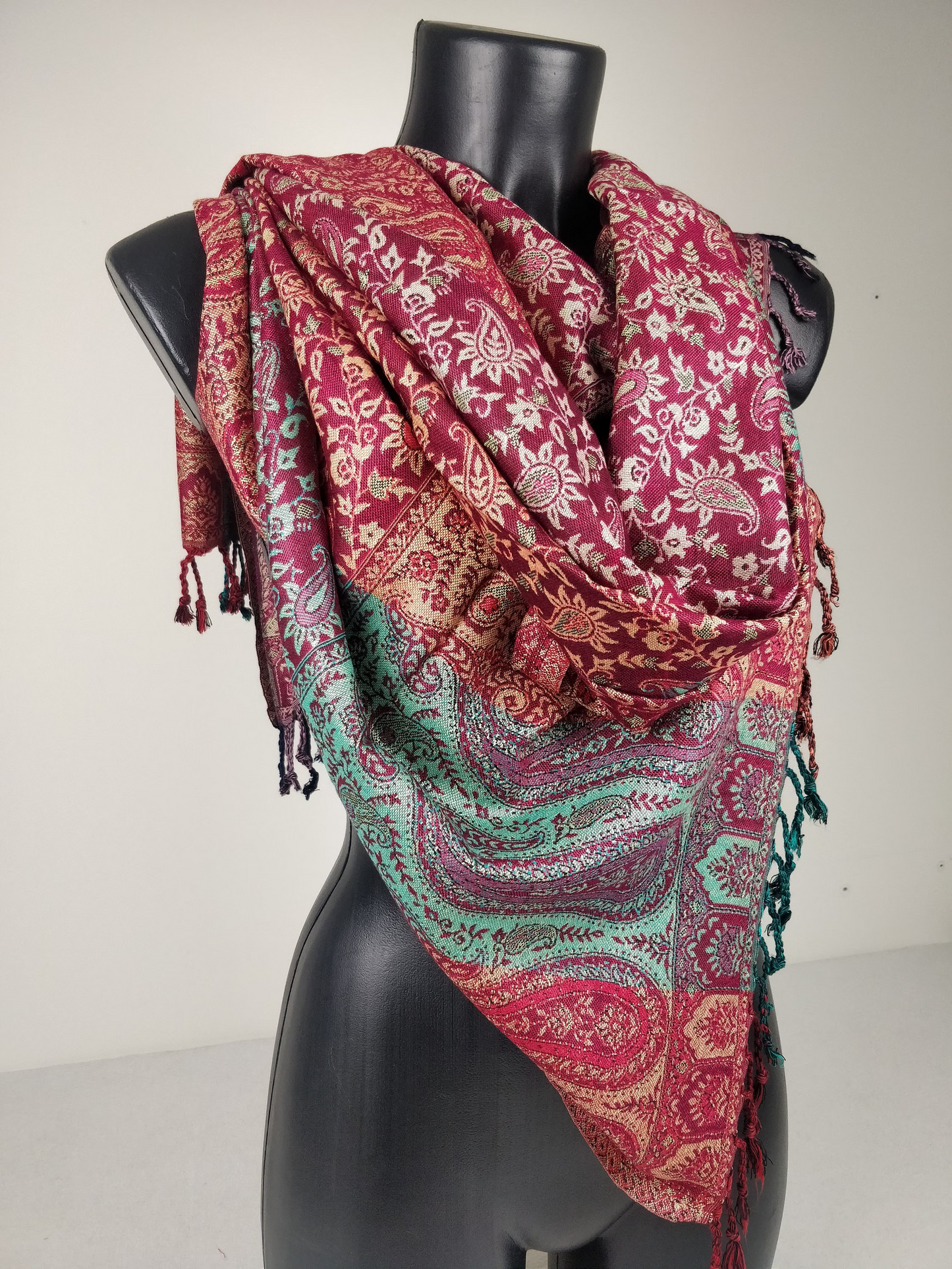 Pashmina réversible multicolore Sankya en viscose. Echarpe aux motifs paisley tons fuchsia.