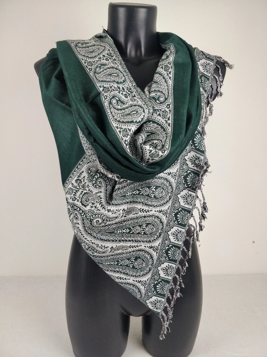 Pashmina Helak réversible en viscose. Echarpe motifs paisley vert et blanc.