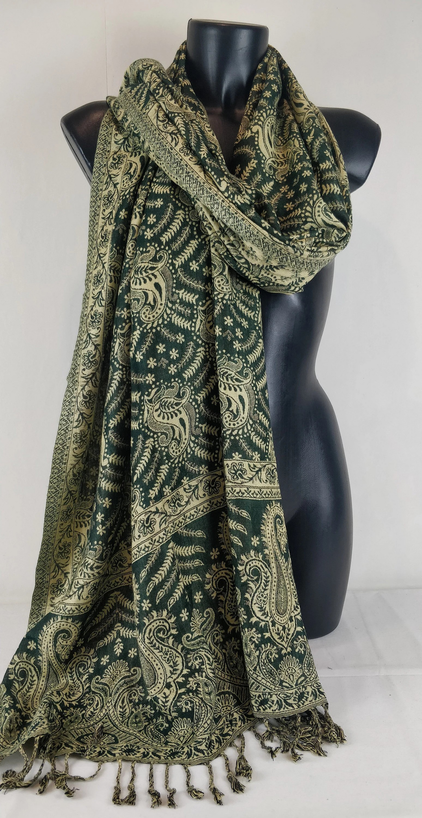 Pashmina Asoha réversible en viscose. Echarpe aux motifs paisley vert.