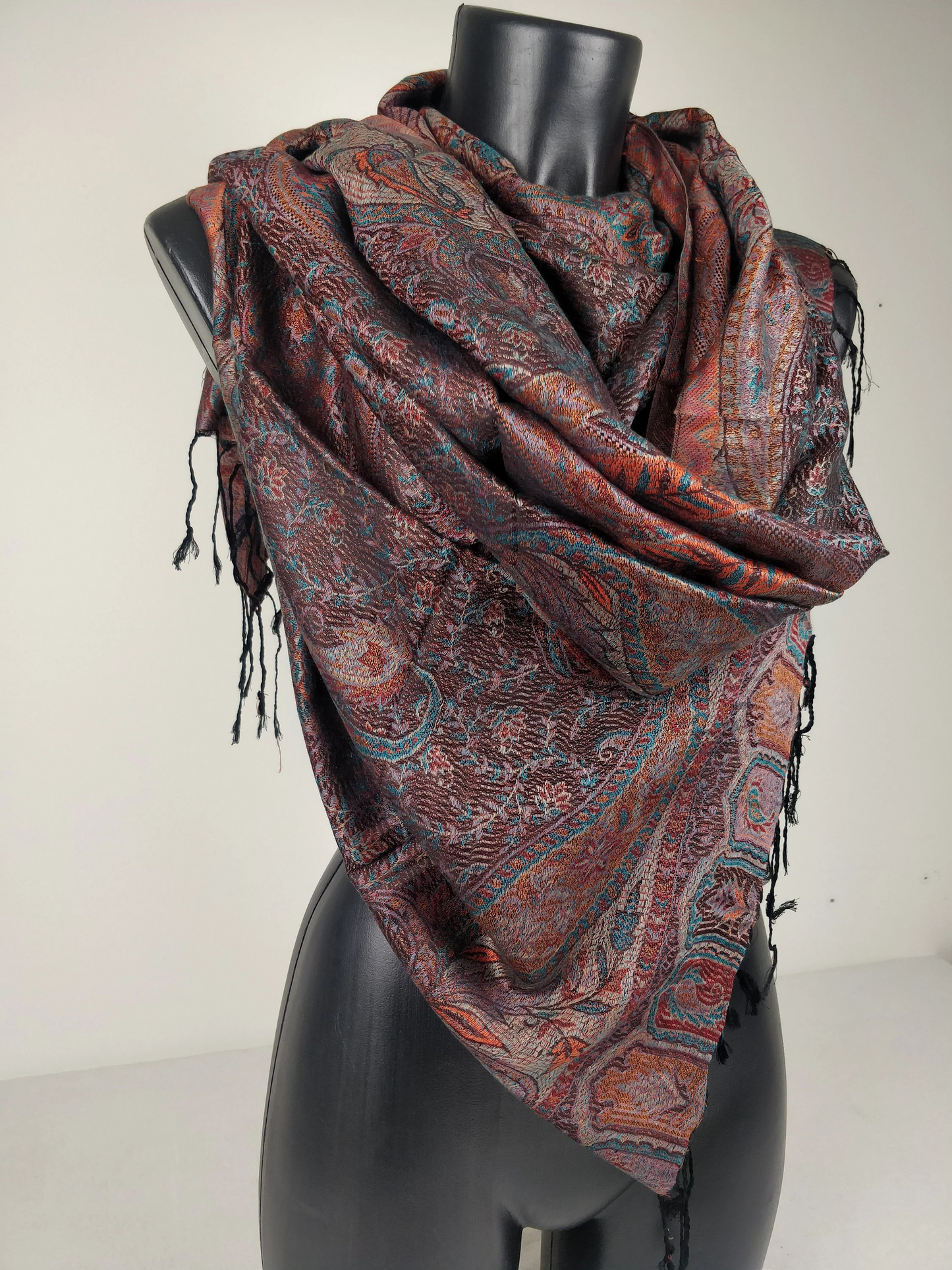 Pashmina Mangal réversible en modal / soie. Echarpe motif paisley marron.