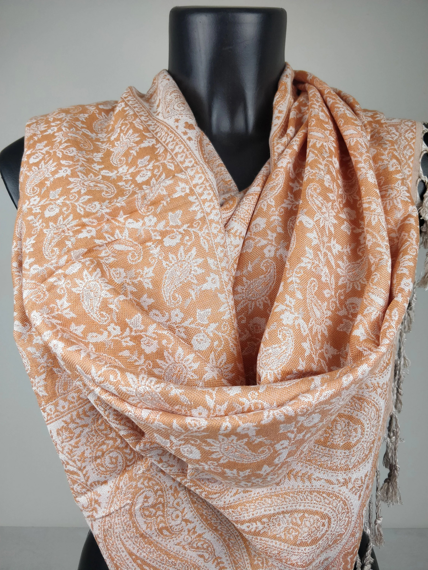 Sankya Wende-Pashmina aus Viskose. Orangefarbenes Paisley-Muster.