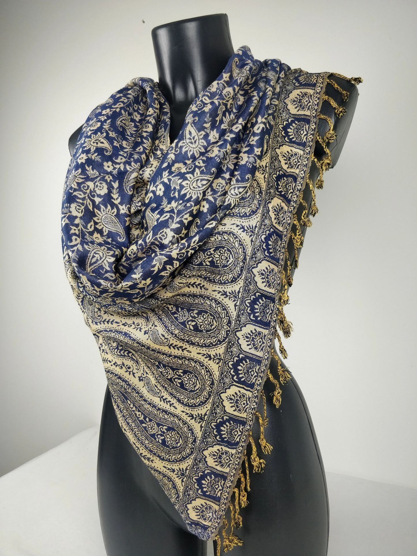 Pashmina réversible Sankya en viscose. Echarpe motif paisley bleu.