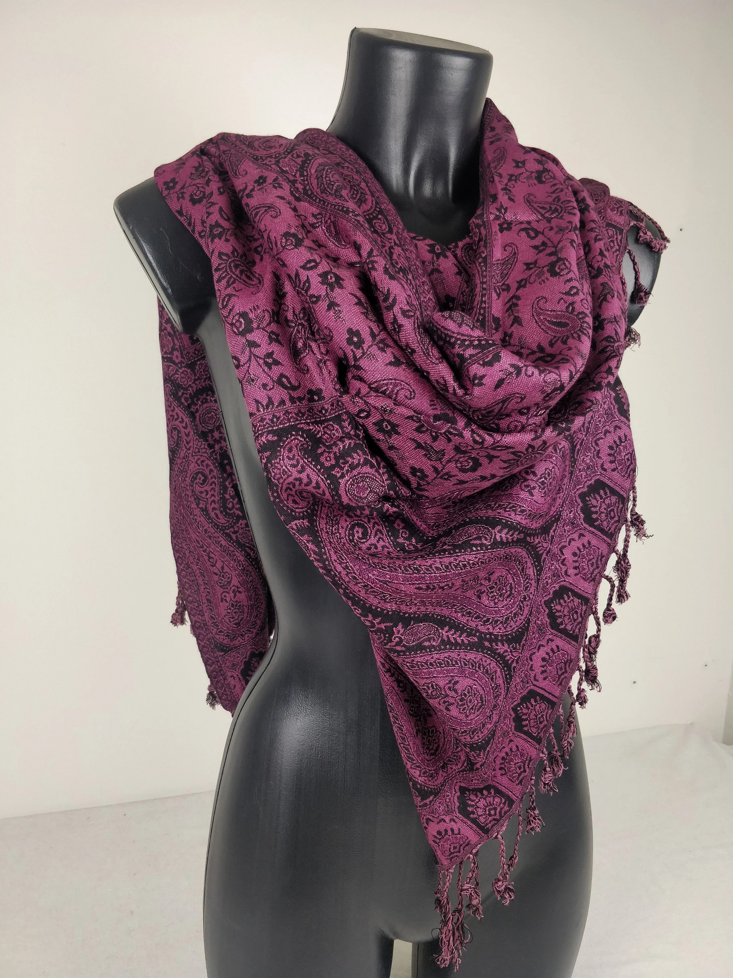 Pashmina réversible Sankya en viscose. Echarpe aux motifs paisley violet et noir.