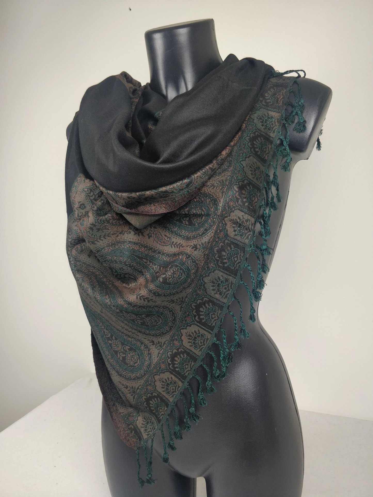 Pashmina Helak réversible en viscose. Echarpe motifs paisley noir, marron et vert.