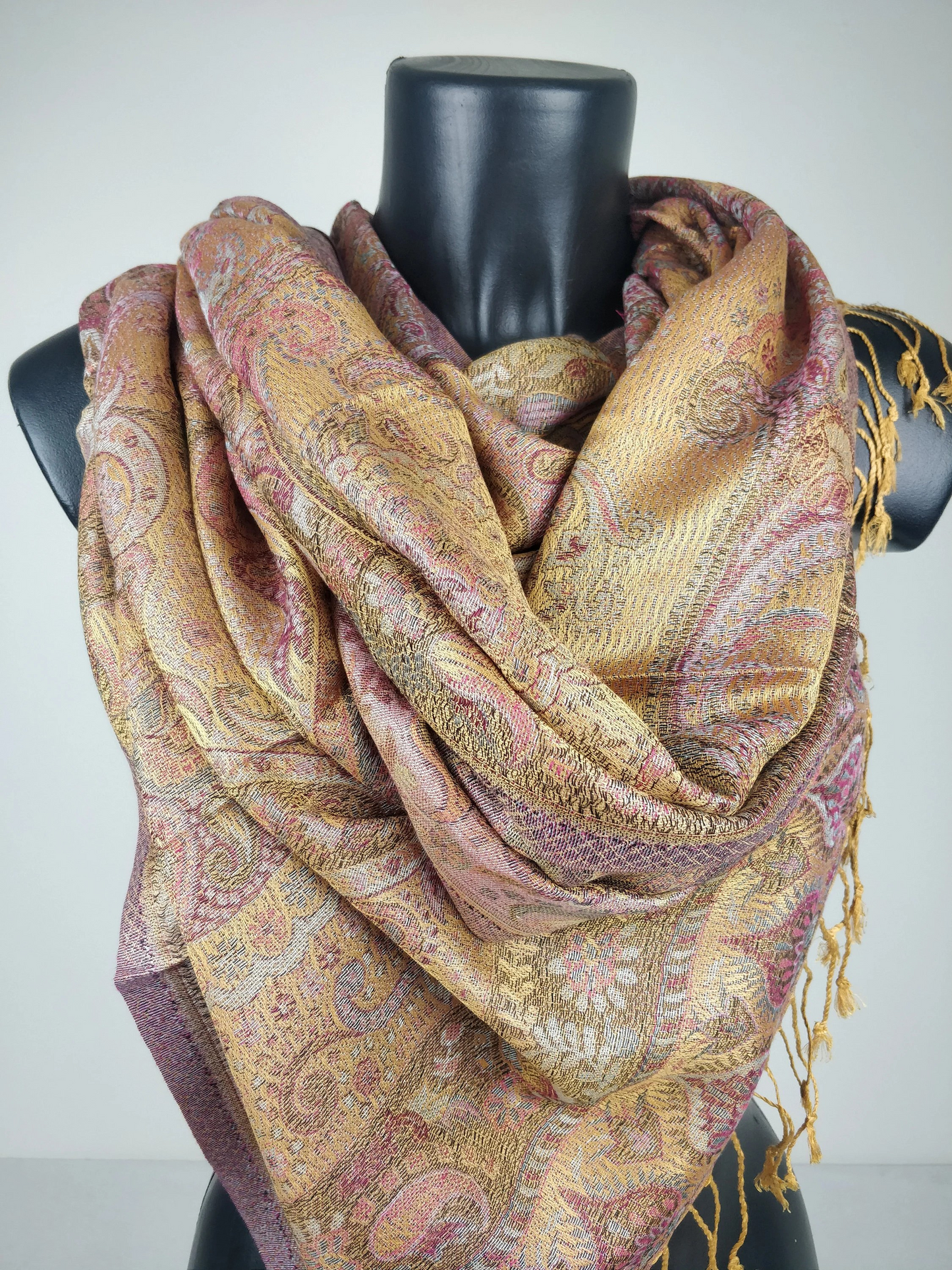 Pashmina Mangal réversible en modal / soie. Echarpe aux motifs paisley jaune et rose.