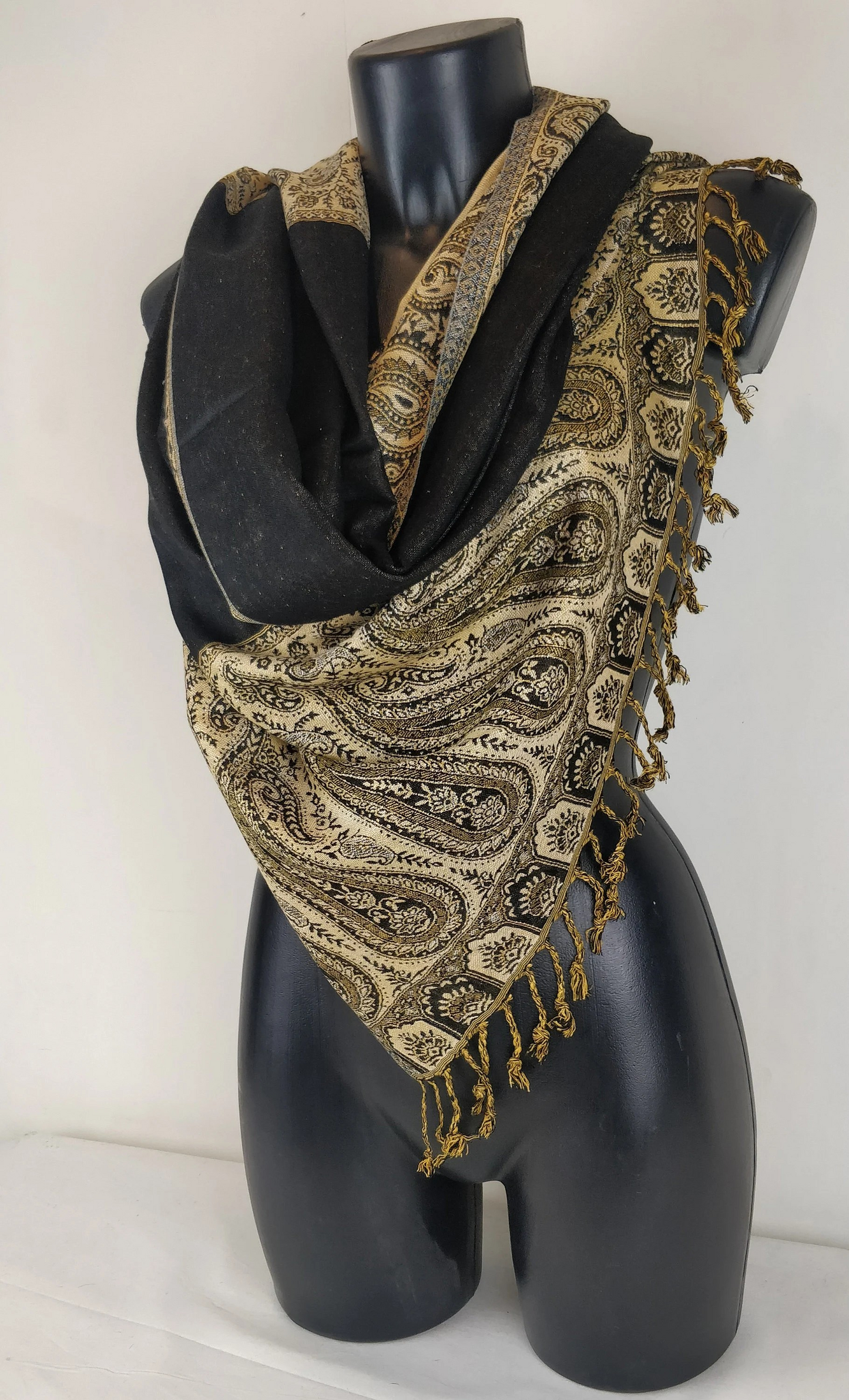 Pashmina Helak réversible en viscose. Echarpe motifs paisley noir et crème.