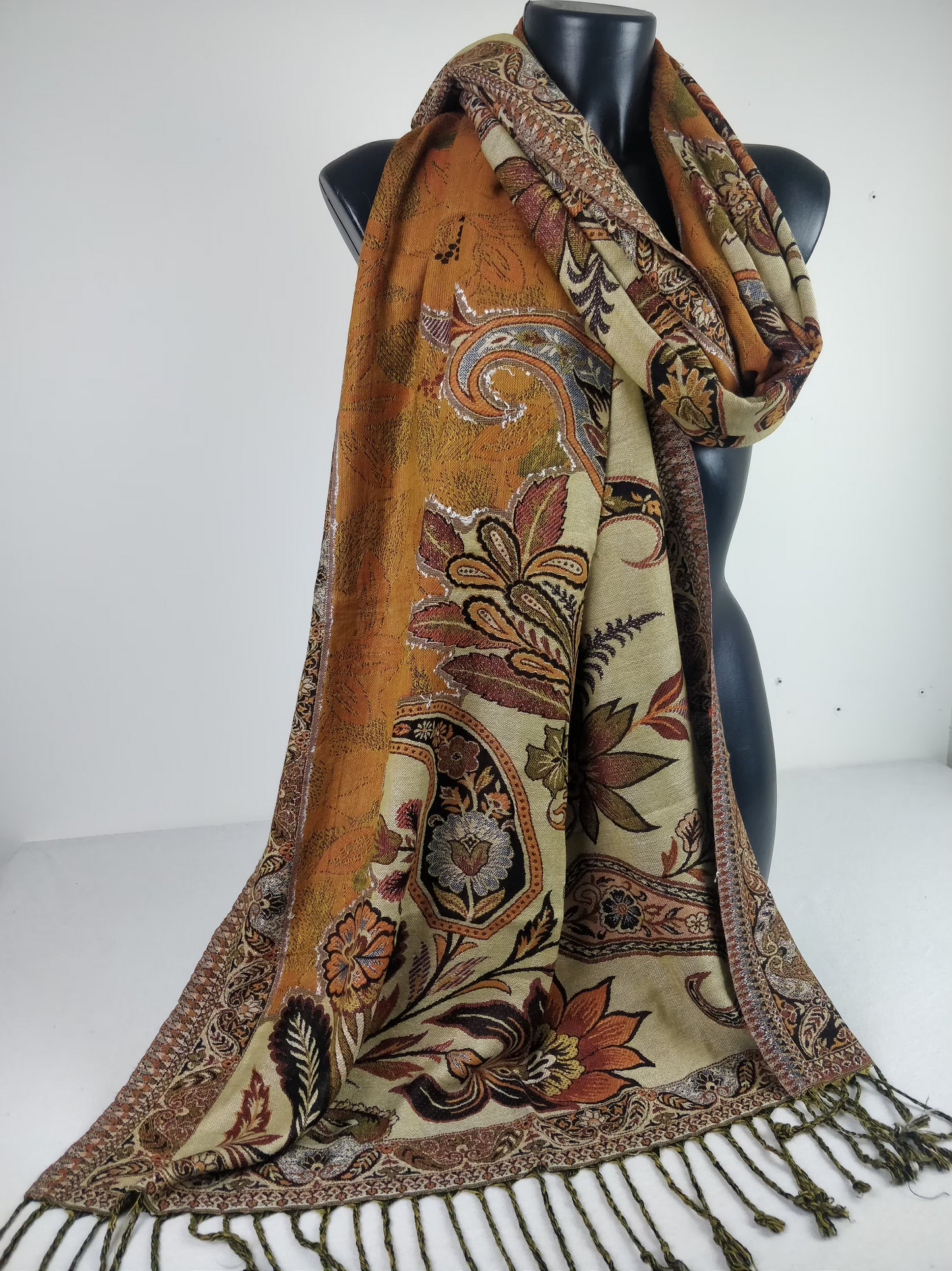 Vintage Hantra Pashmina aus Viskose. Wendeschal mit braunen und schwarzen Blumenmustern.