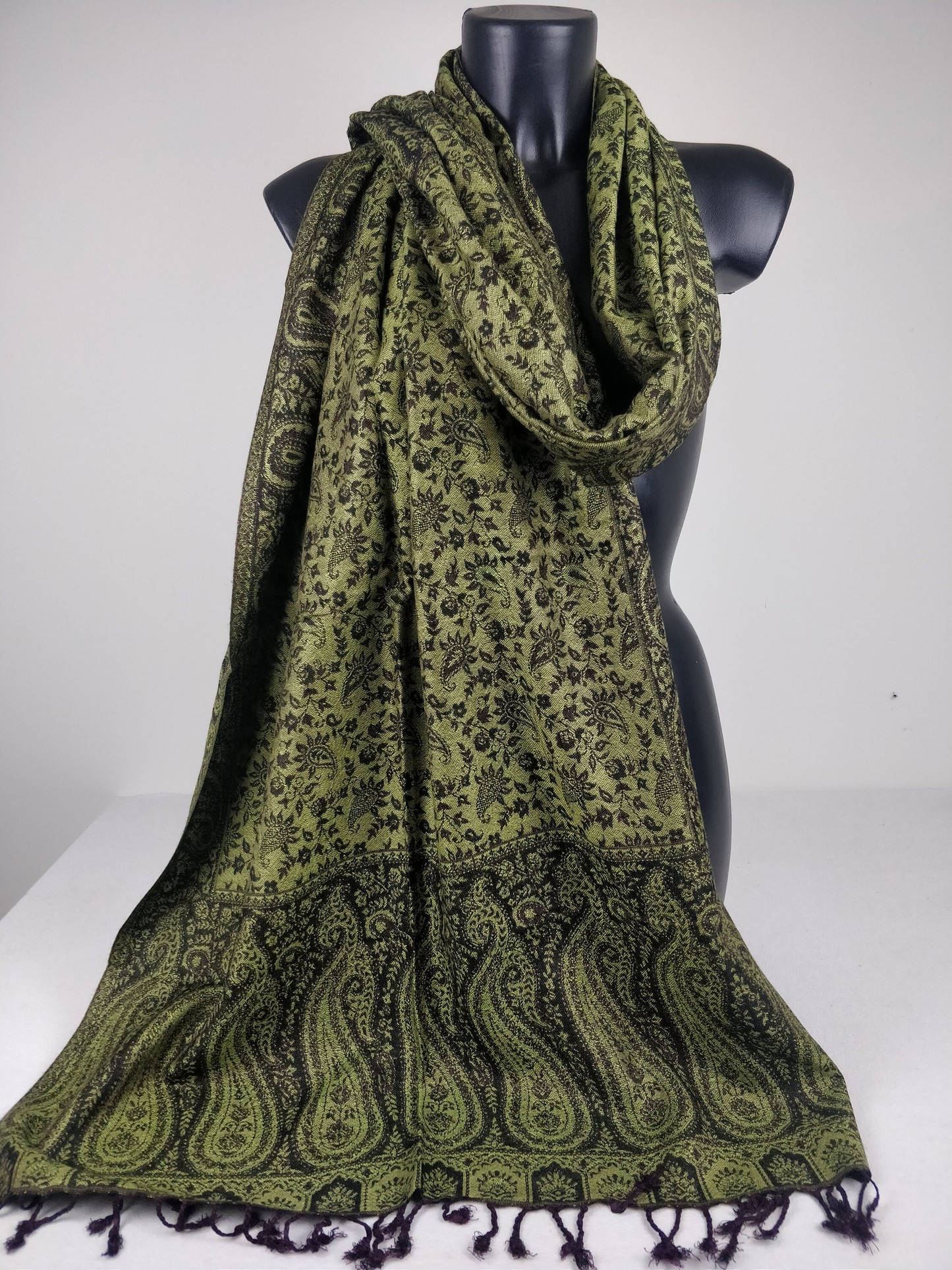 Pashmina réversible Sankya en viscose. Echarpe motif paisley vert et noir.