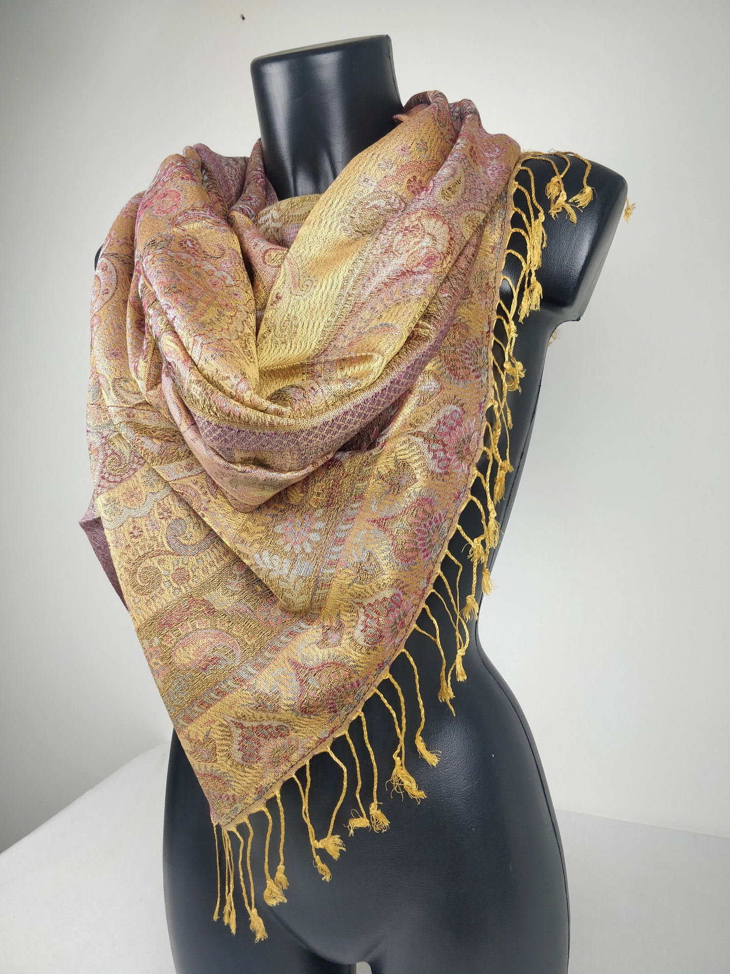 Pashmina Mangal réversible en modal / soie. Echarpe aux motifs paisley jaune et rose.