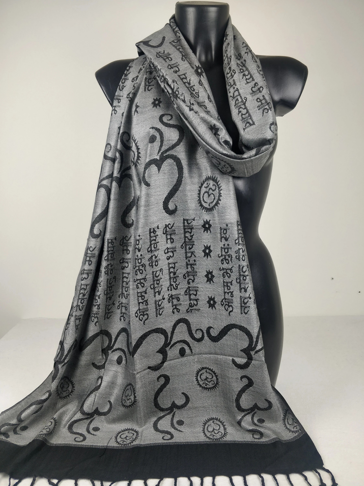 Pashmina Kharma réversible en viscose. Echarpe motifs ohm gris.