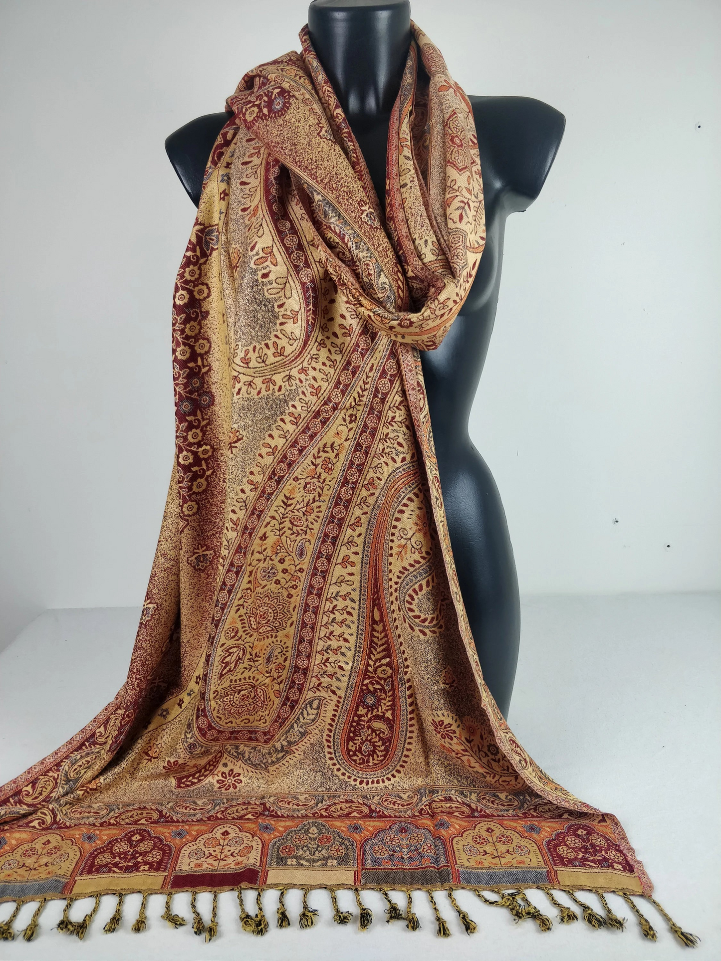 Pashmina vintage Hantra en viscose. Echarpe réversible aux motifs ethnique rouge.