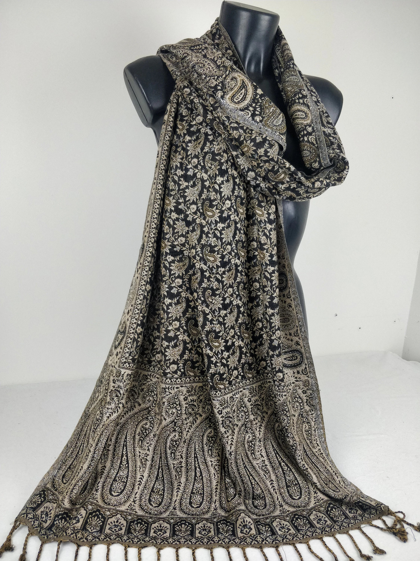 Sankya Wende-Pashmina aus Viskose. Schwarzes Paisley-Muster.