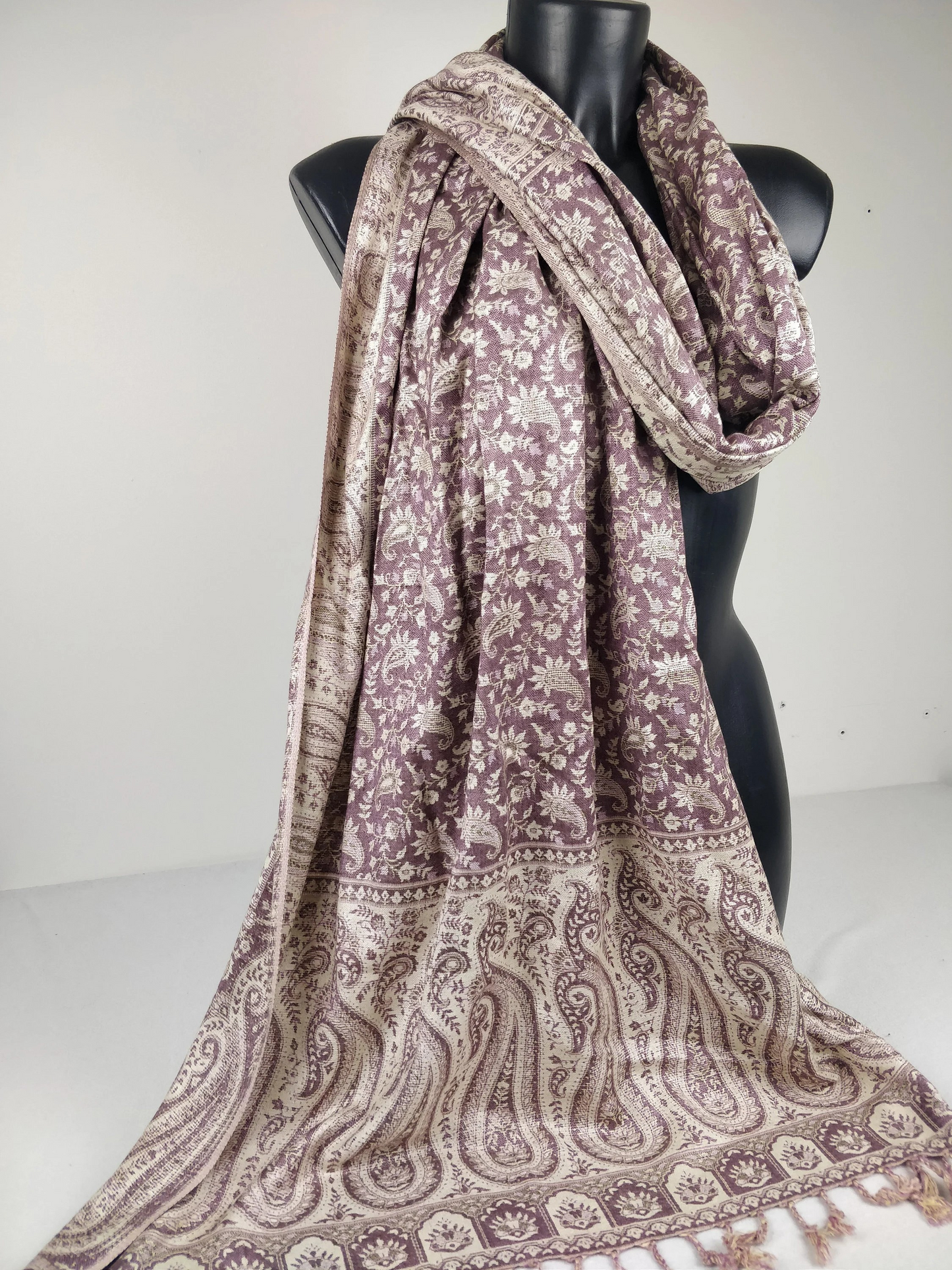 Pashmina réversible Sankya en viscose. Echarpe aux motifs paisley violet.