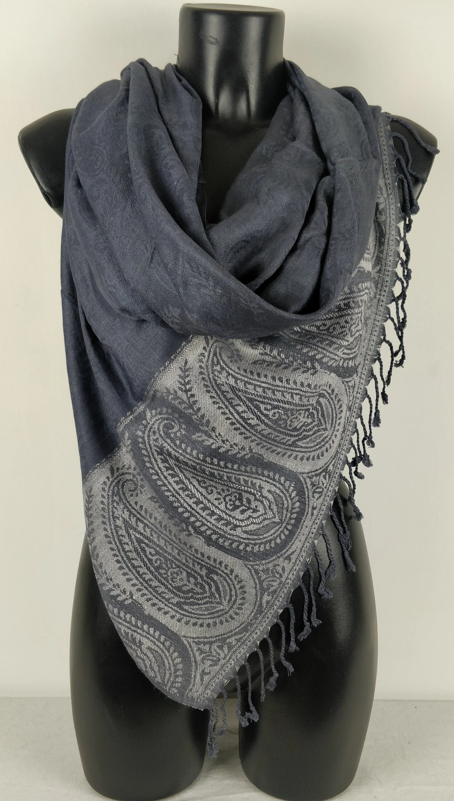 Zweifarbiger Vaisana-Pashmina aus Viskose. Braunes Paisley-Muster.