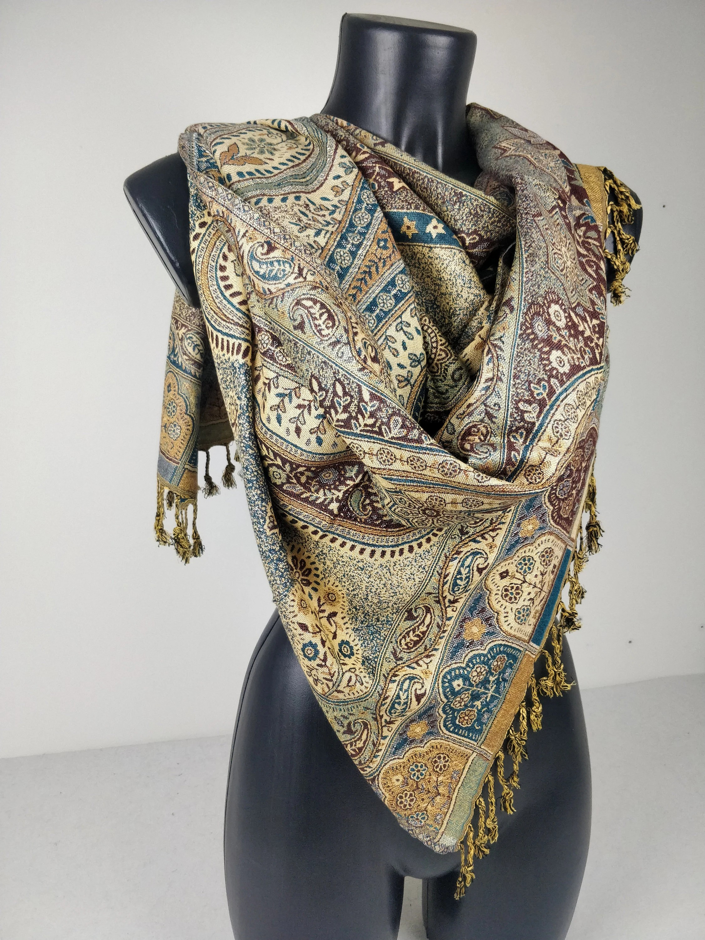 Pashmina vintage Hantra en viscose. Echarpe réversible aux motifs ethnique marron, bleu et crème.