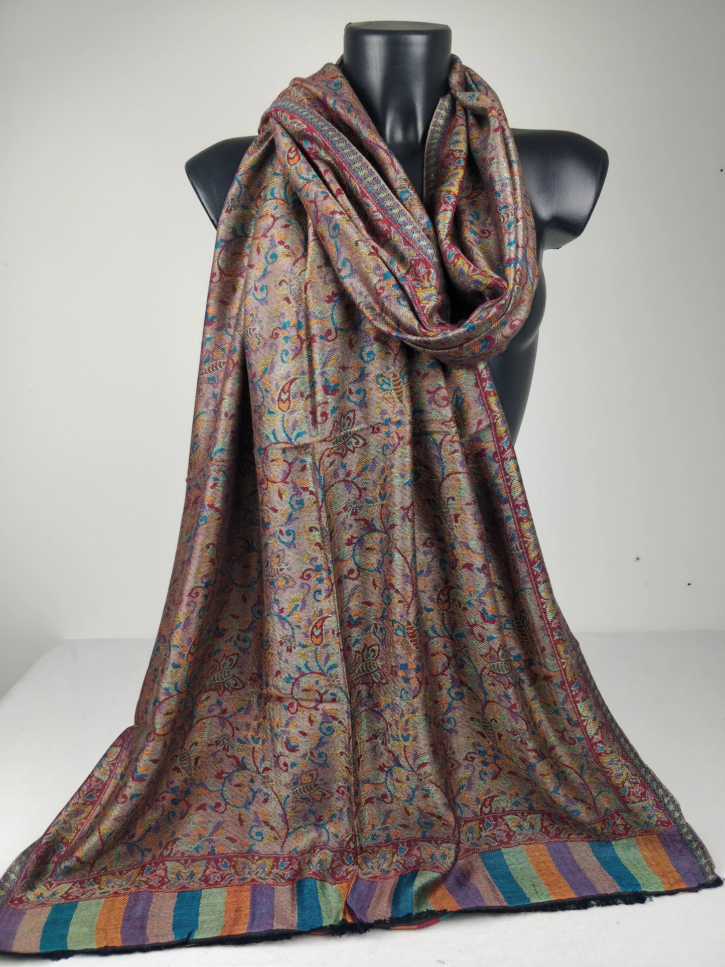 Wende-Pashmina Anjana aus Modal. Schwarzes Paisley-Muster.