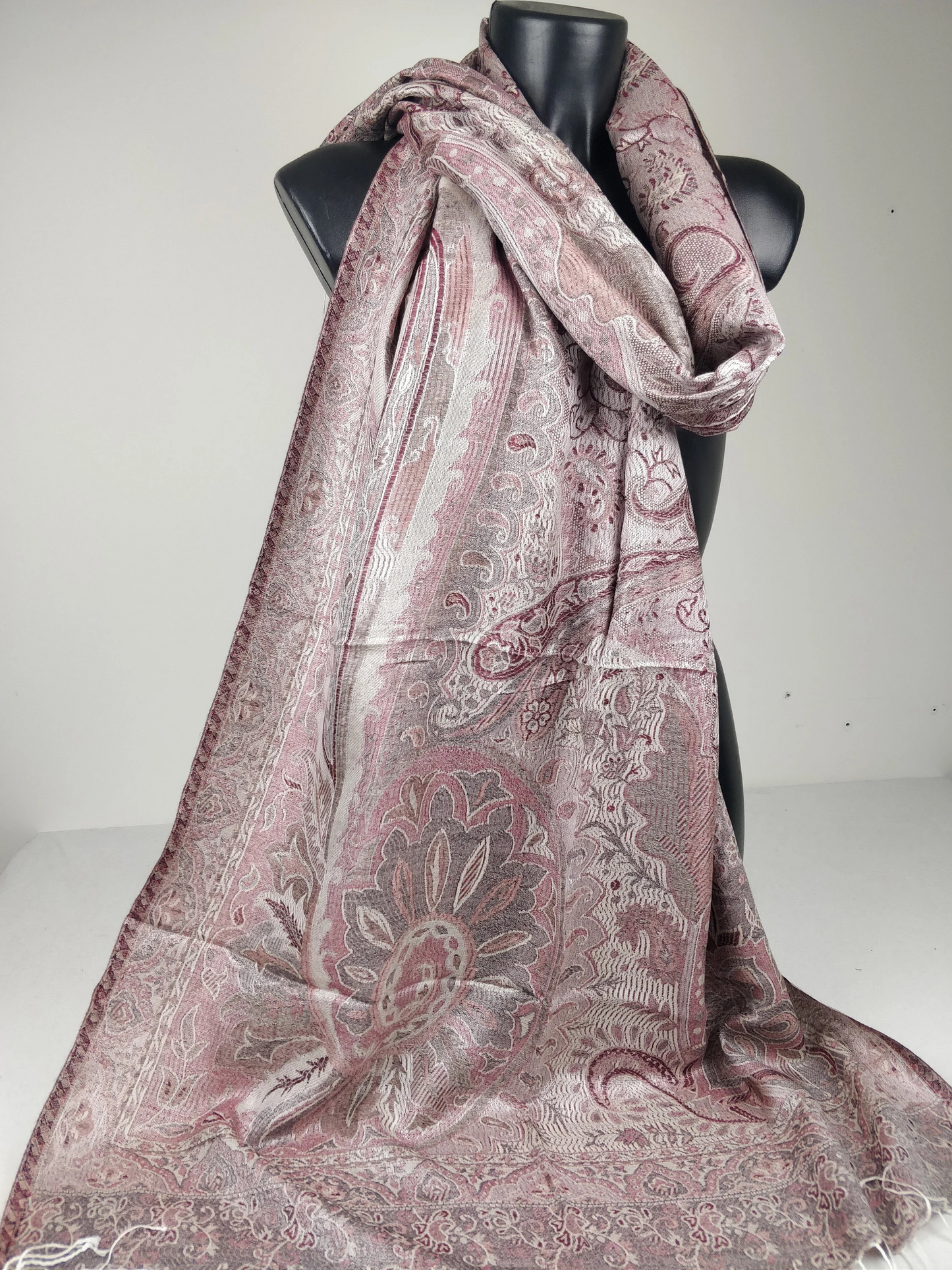 Pashmina Mangal réversible en modal / soie. Echarpe motif paisley rose et blanc.