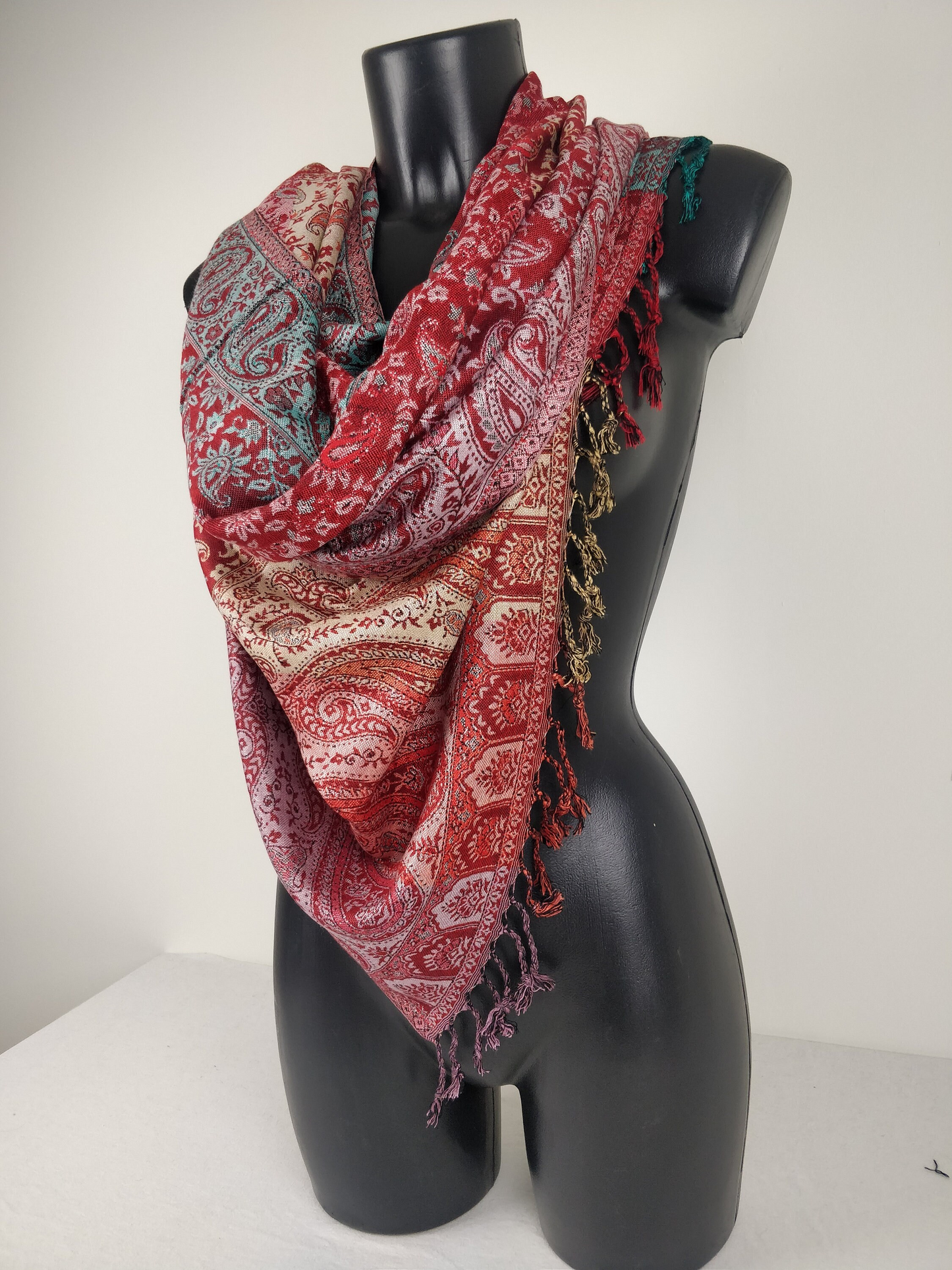 Pashmina réversible  multicolore Sankya en viscose. Echarpe aux motifs paisley tons rouge et bleu.