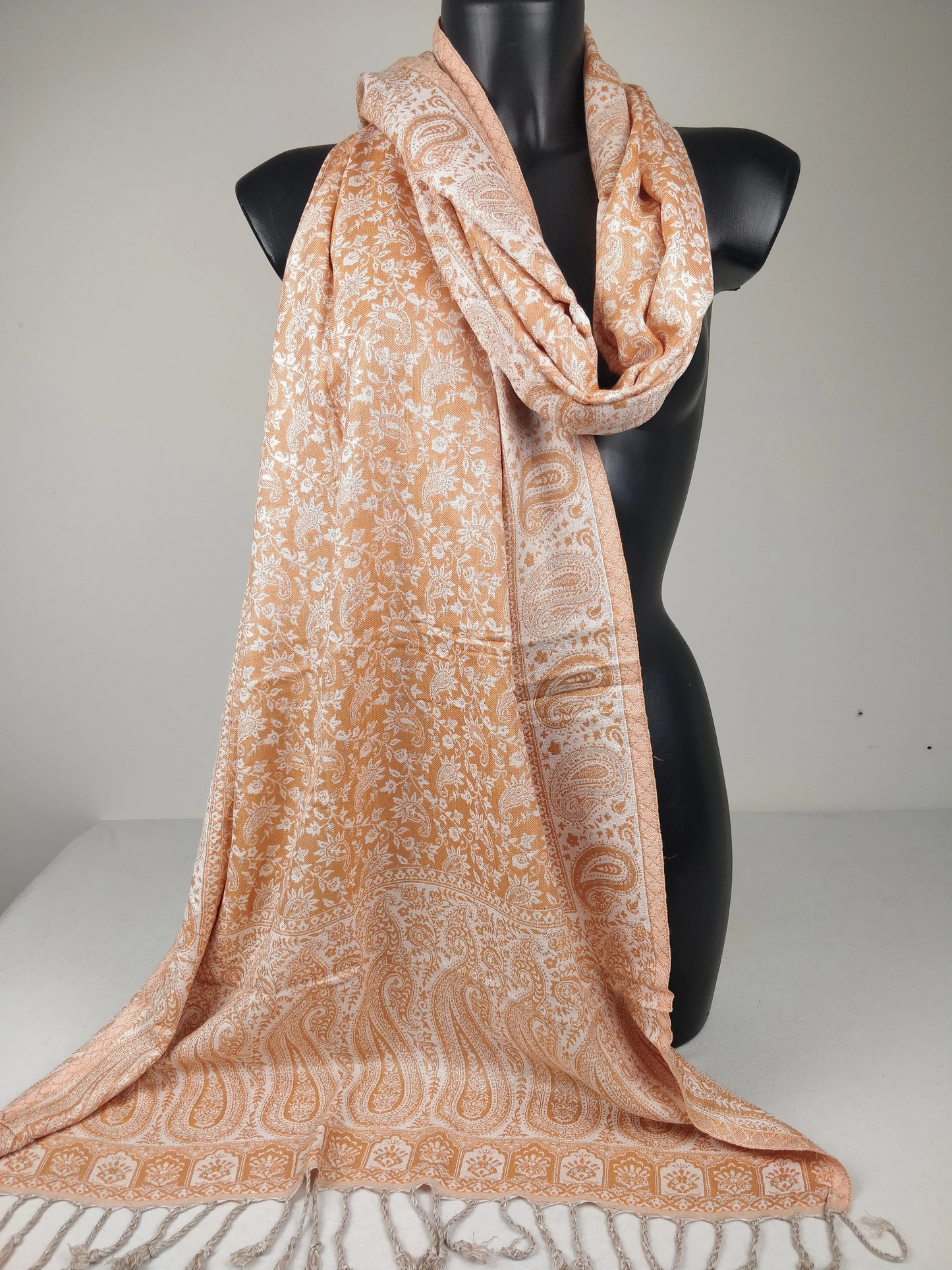 Sankya Wende-Pashmina aus Viskose. Orangefarbenes Paisley-Muster.