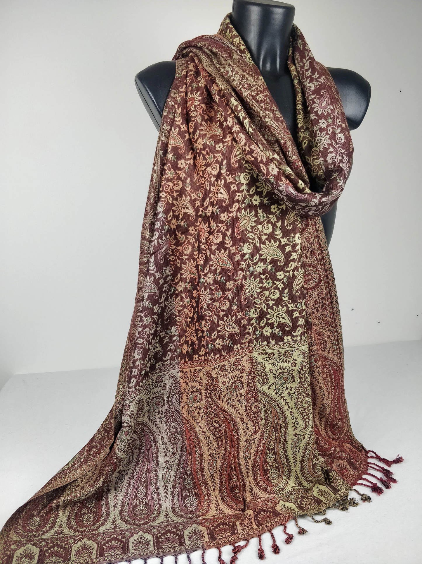 Mehrfarbiger Sankya Wende-Pashmina aus Viskose. Paisley-Muster in Brauntönen.