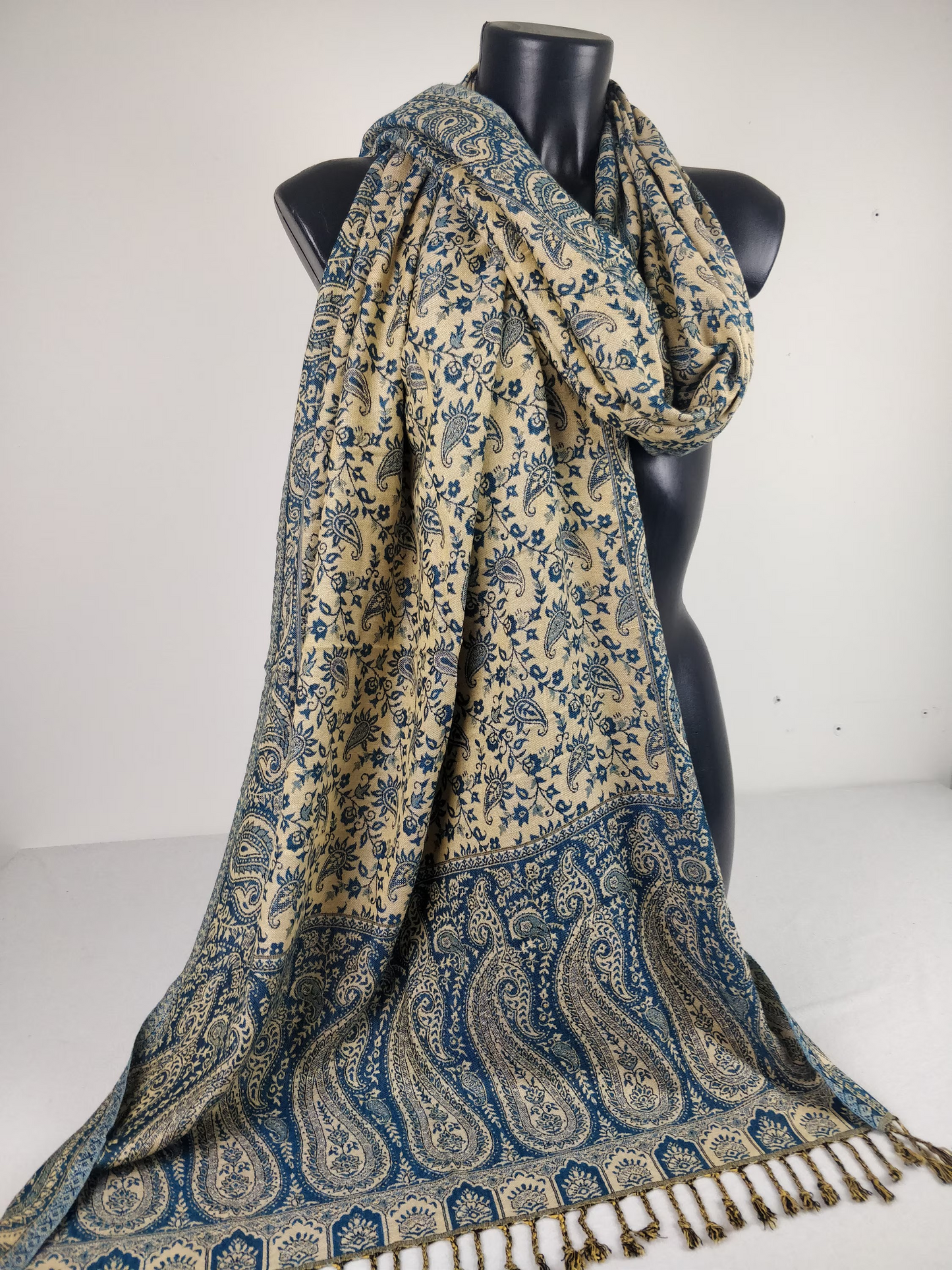 Pashmina réversible Sankya en viscose. Echarpe aux motifs paisley bleu.