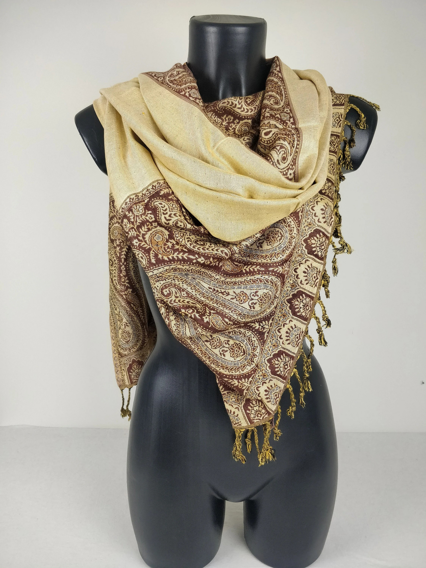 Pashmina Helak réversible en viscose. Echarpe motifs paisley marron.