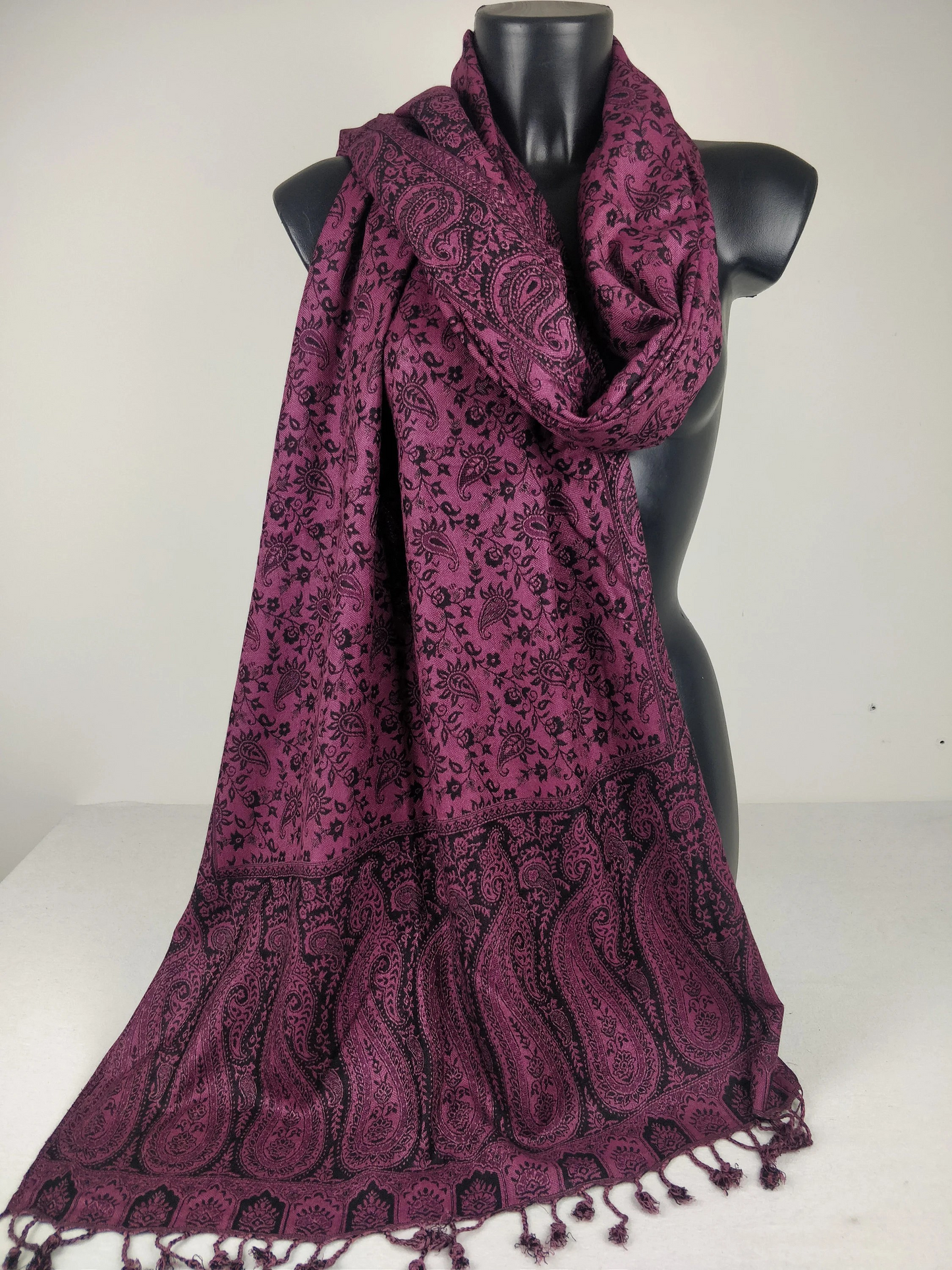 Pashmina réversible Sankya en viscose. Echarpe aux motifs paisley violet et noir.