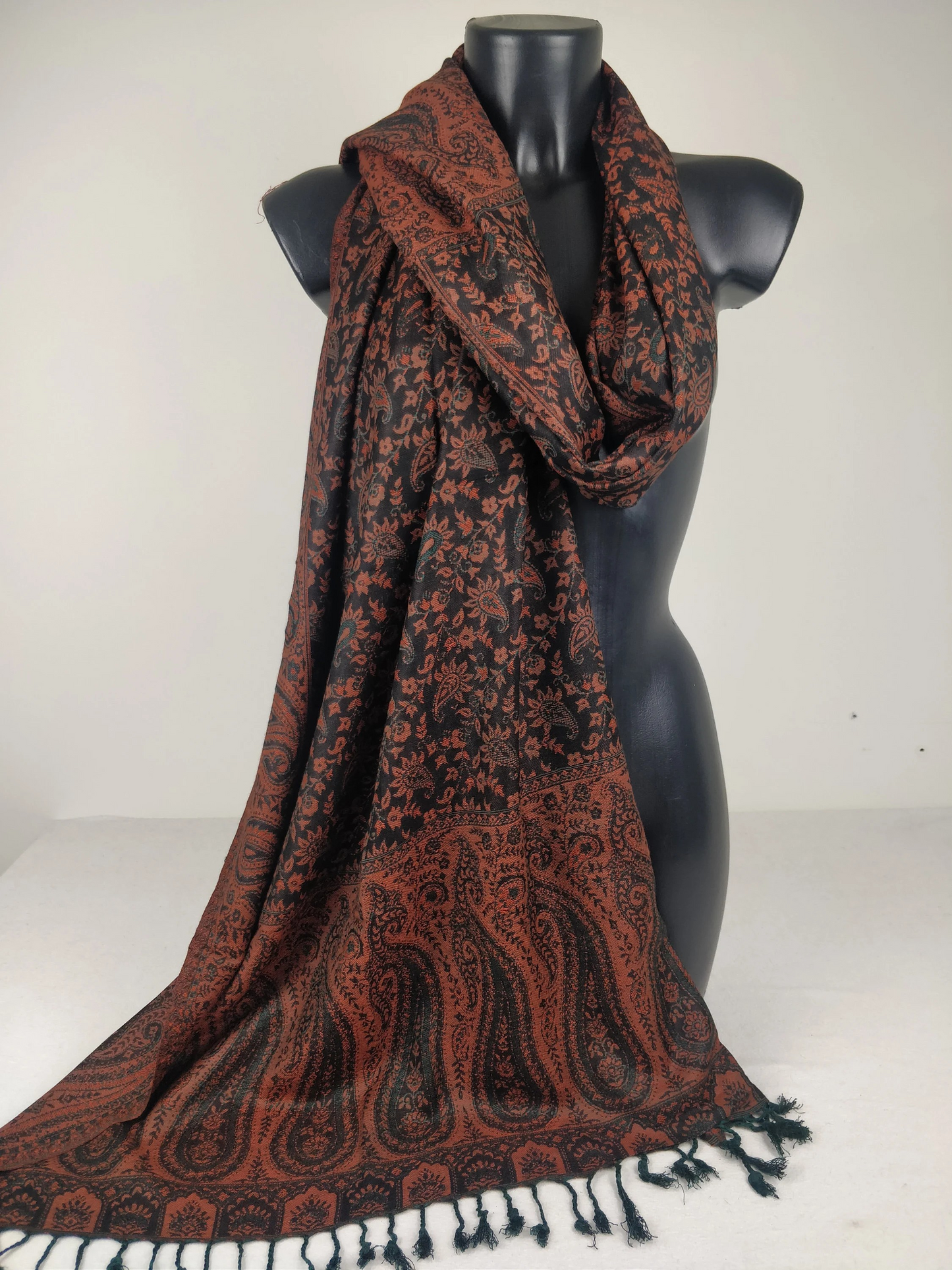 Pashmina réversible Sankya en viscose. Echarpe motif paisley marron, noir et vert.