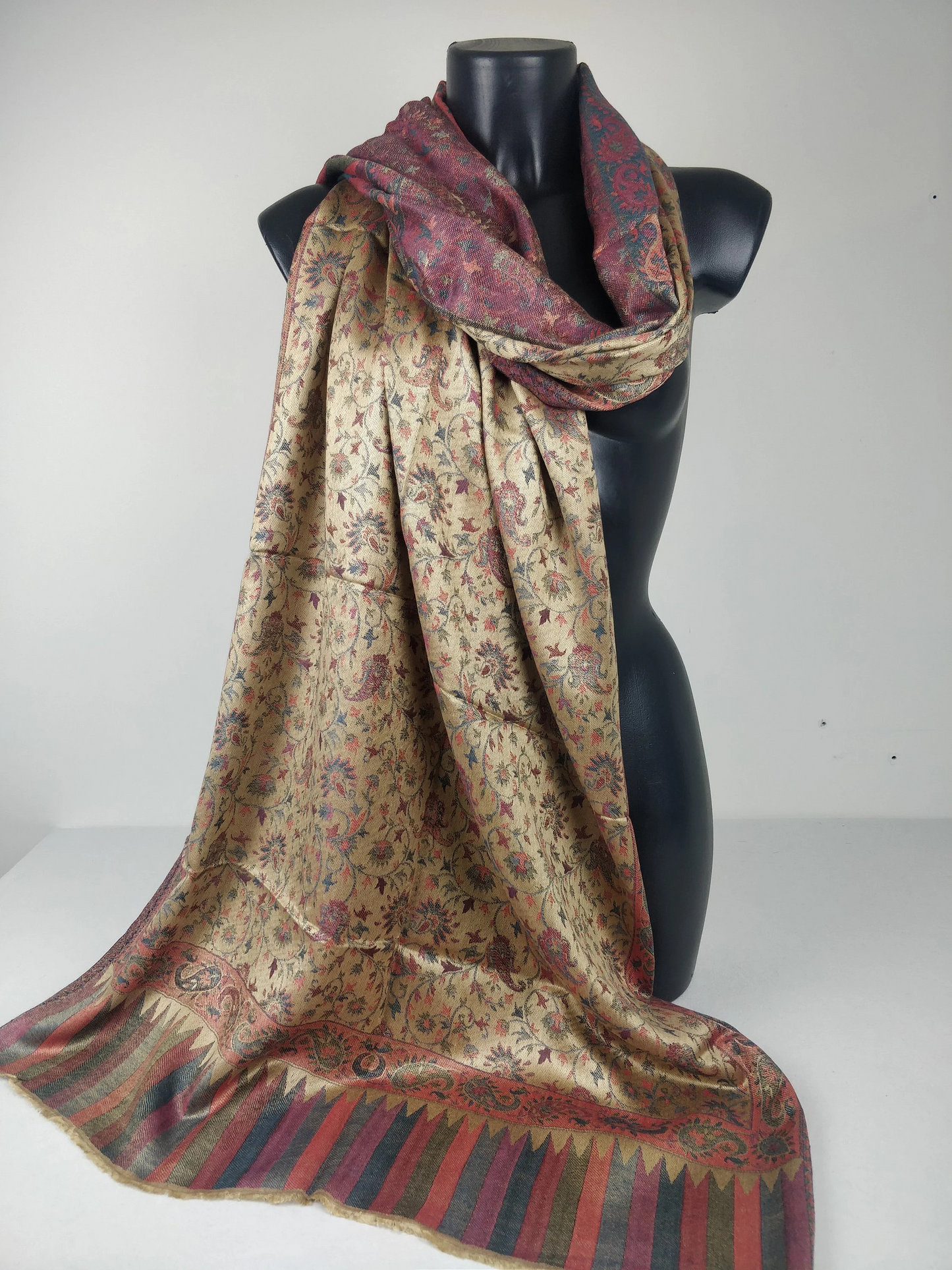 Wende-Pashmina Anjana aus Modal. Braunes Paisley-Muster.