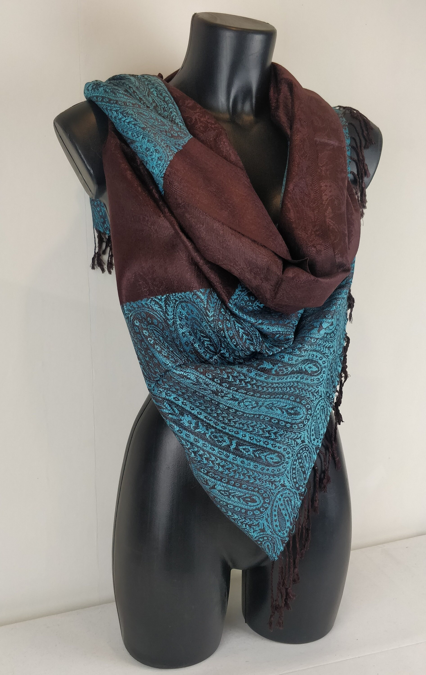 Zweifarbiger Vaisana-Pashmina aus Viskose. Braunes Paisley-Muster.