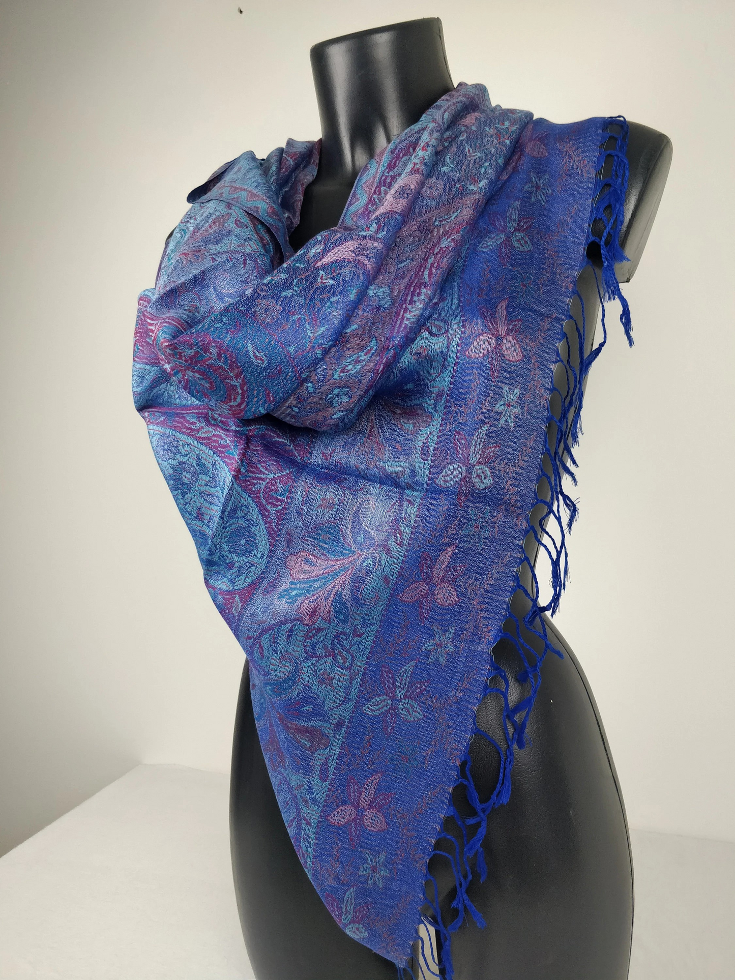 Pashmina Mangal réversible en modal / soie. Echarpe aux motifs paisley bleu.