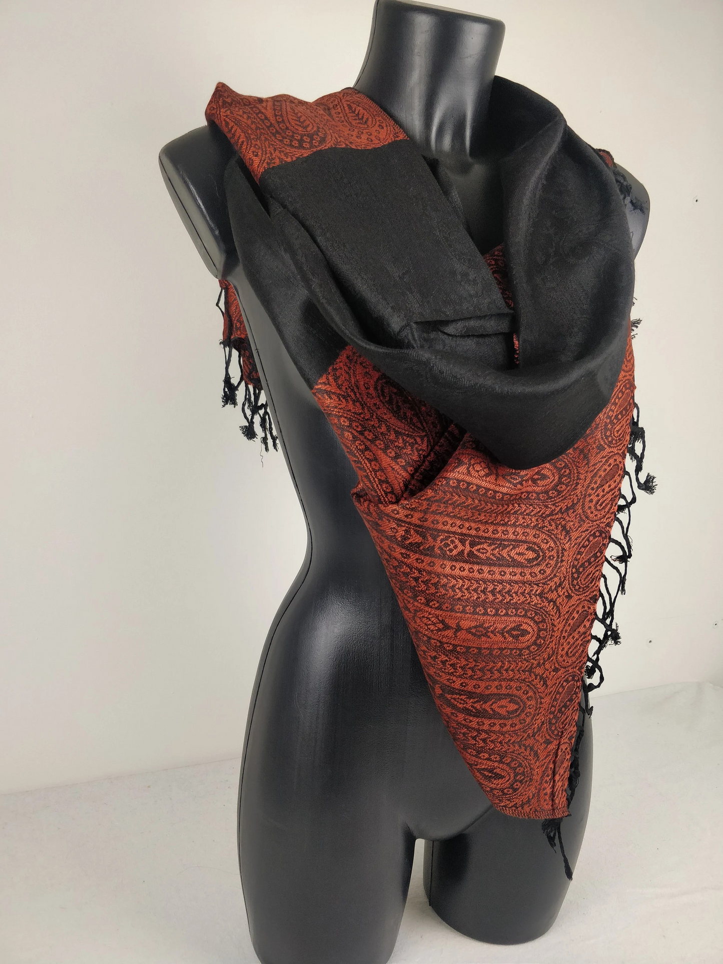 Zweifarbiger Vaisana-Pashmina aus Viskose. Braunes Paisley-Muster.