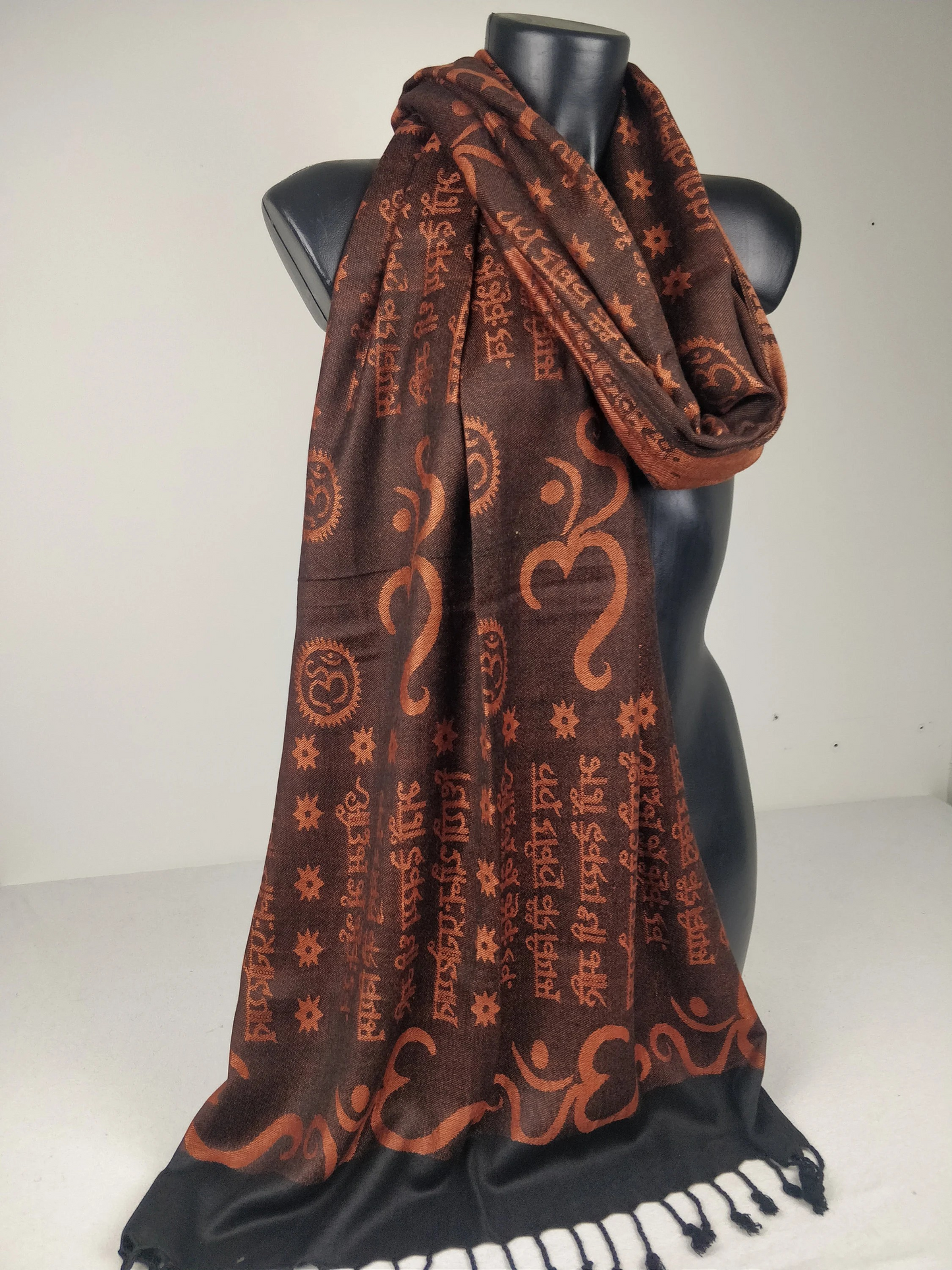 Wende-Pashmina Kharma aus Viskose. Blaue Ohm-Muster.