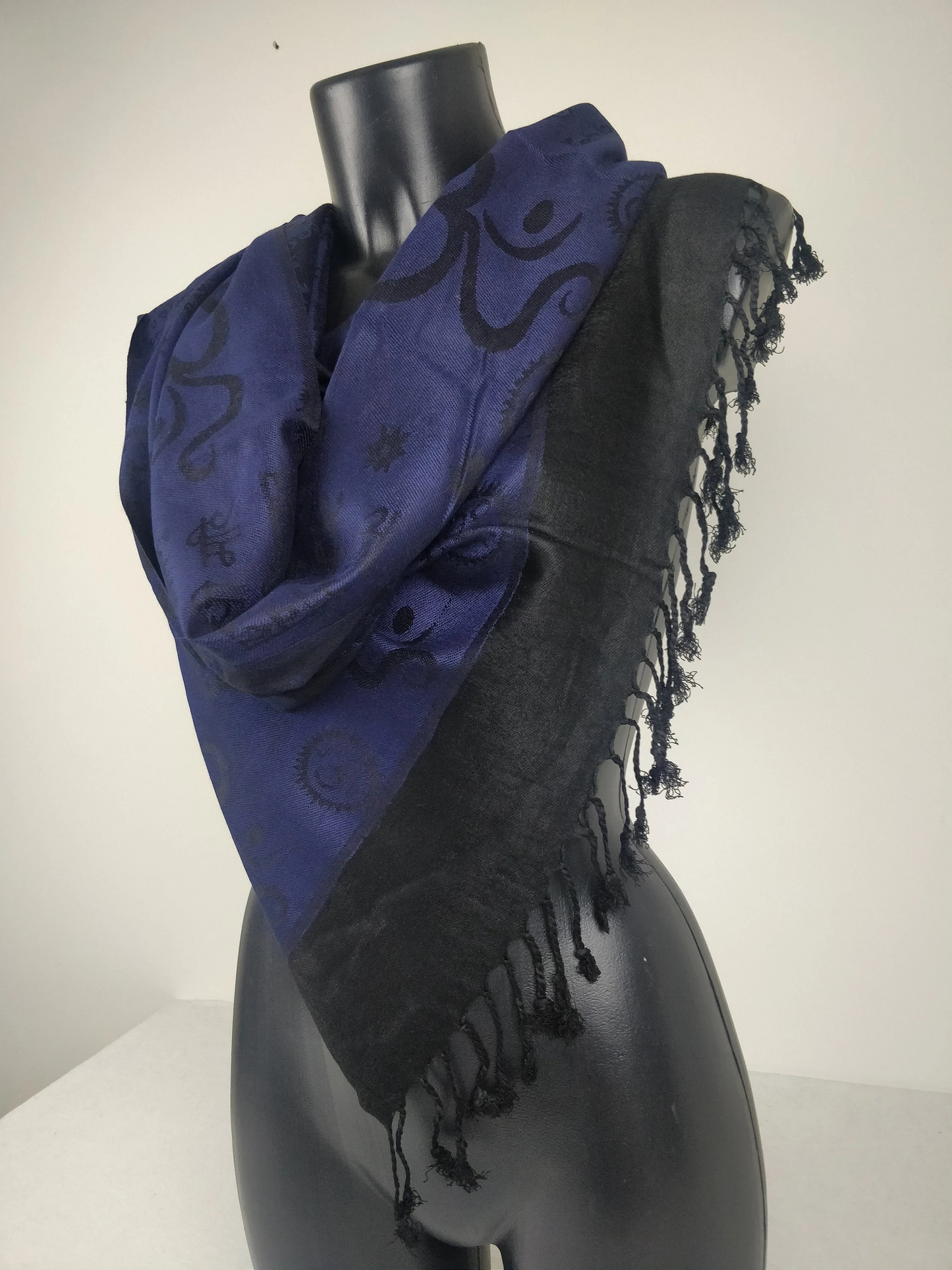 Pashmina Kharma réversible en viscose. Echarpe motifs ohm bleu.