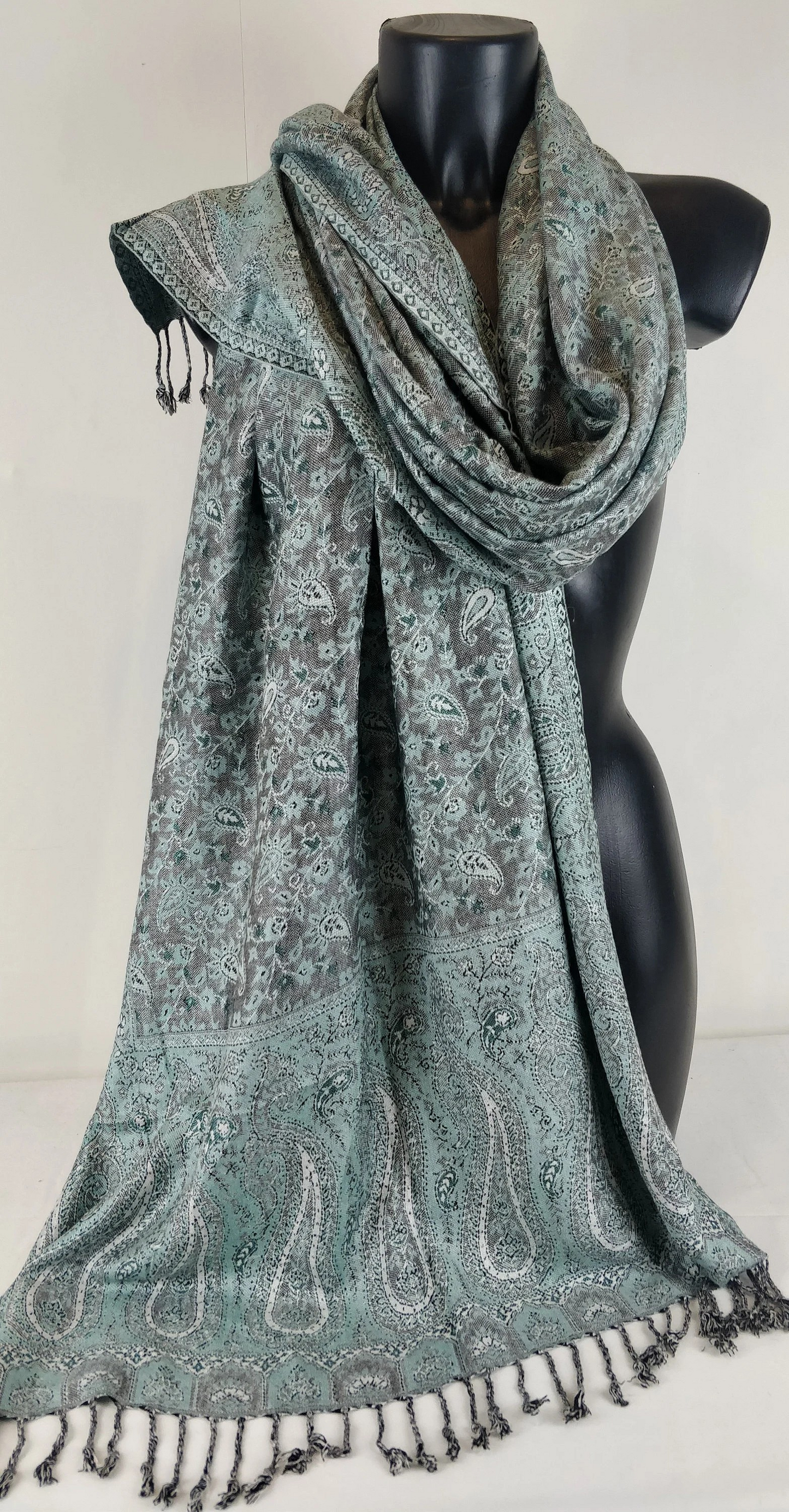 Pashmina Kheril réversible en viscose. Echarpe motifs paisley bleu.