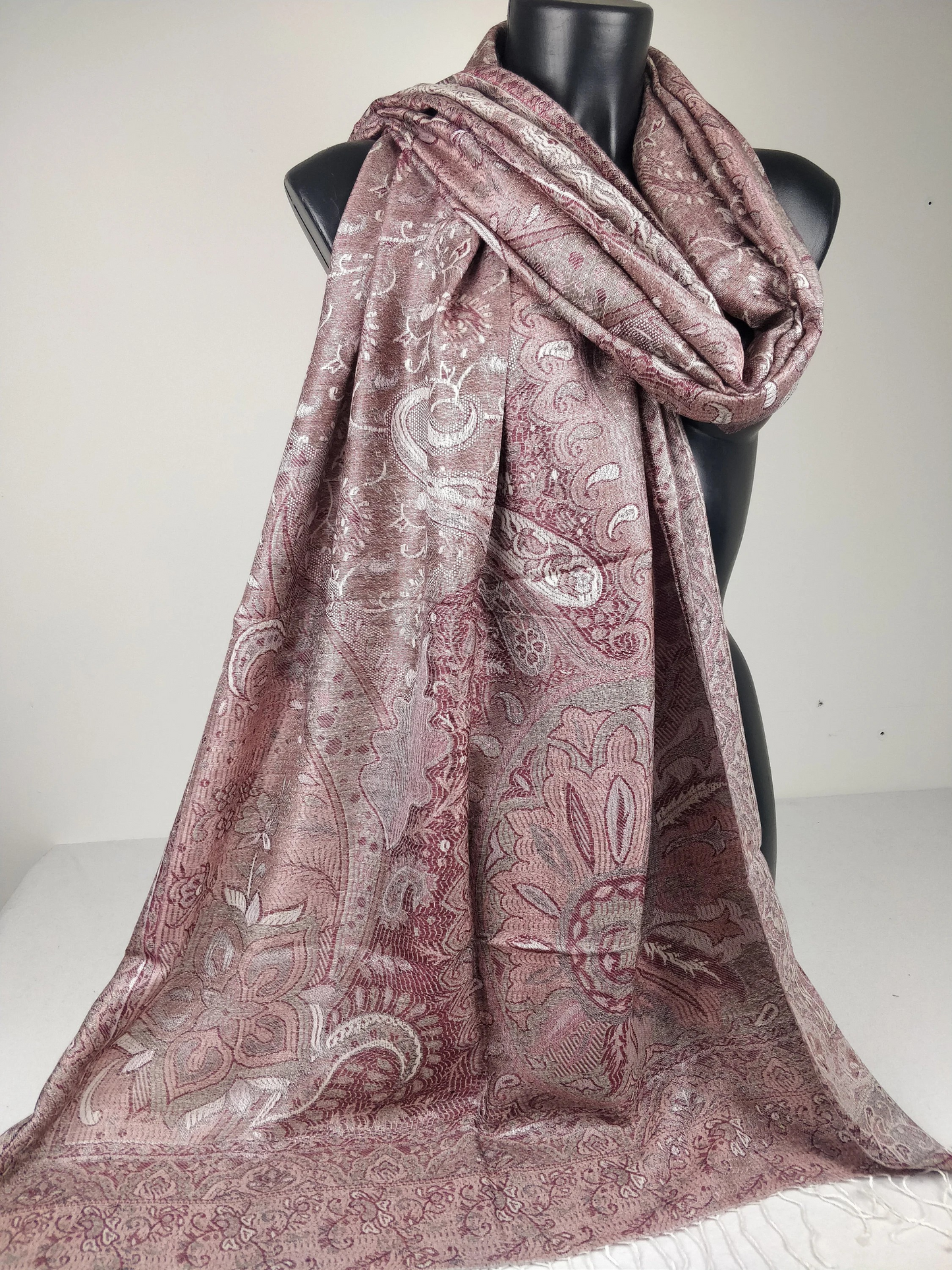 Pashmina Mangal réversible en modal / soie. Echarpe motif paisley rose et blanc.