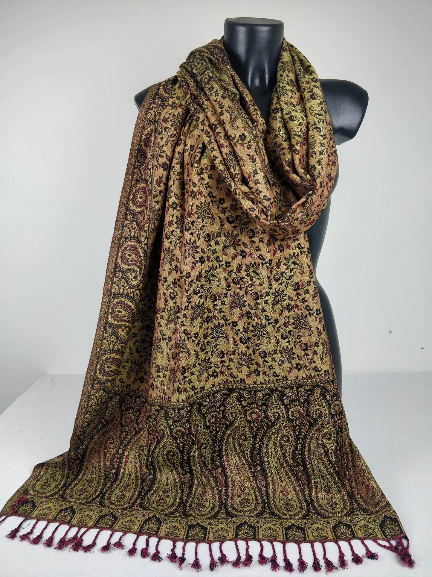 Sankya Wende-Pashmina aus Viskose. Schwarzer, grüner und roter Schal mit Paisleymuster.