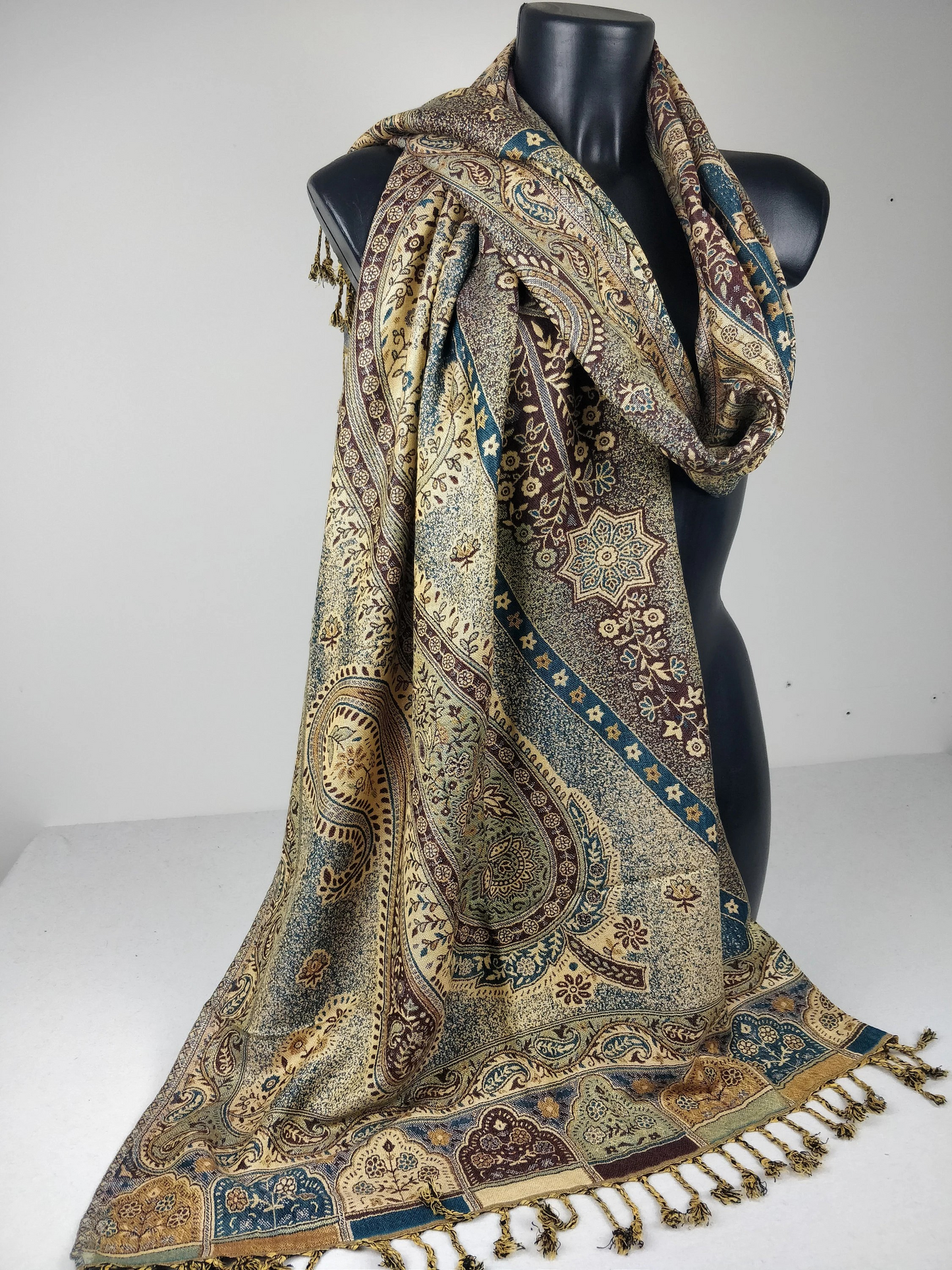 Pashmina vintage Hantra en viscose. Echarpe réversible aux motifs ethnique marron, bleu et crème.