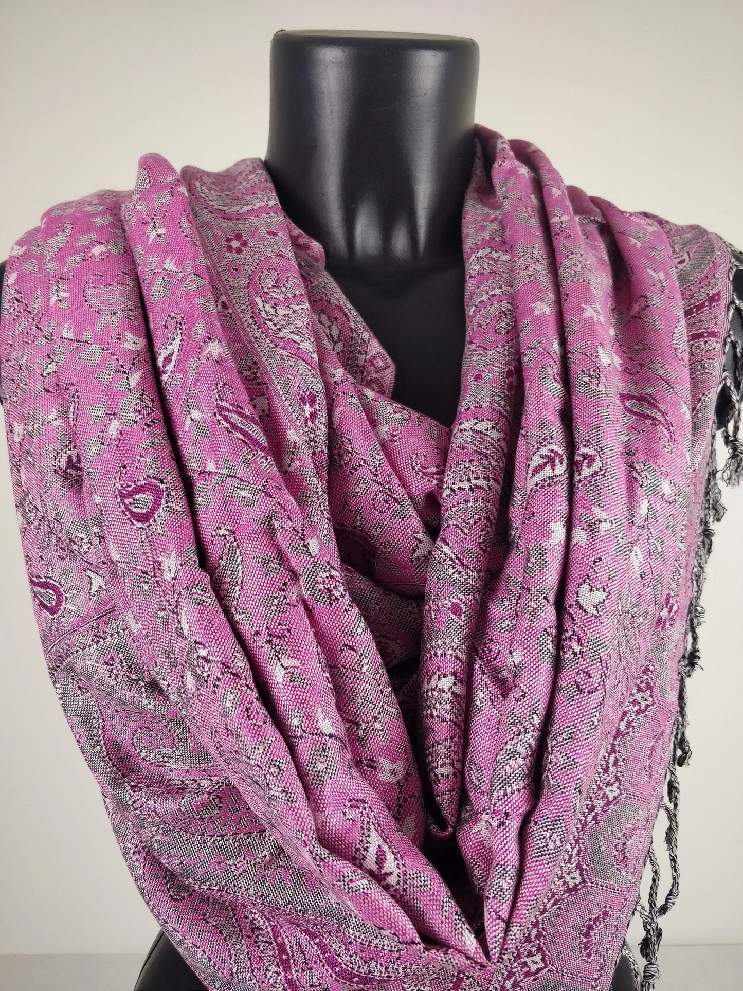 Pashmina Kheril réversible en viscose. Echarpe motifs paisley rose.