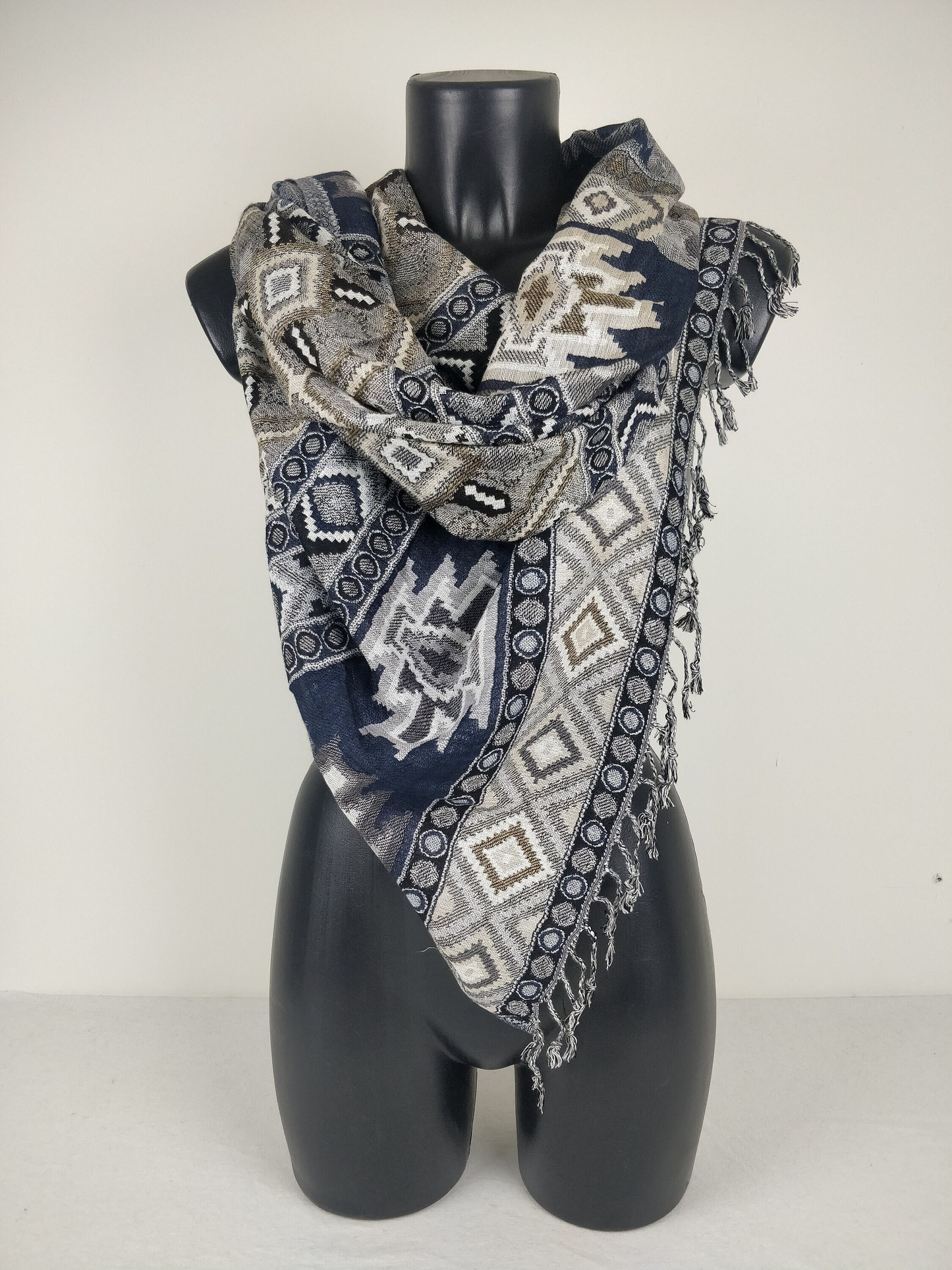 Pashmina Jyoti aus mehrfarbiger und reversibler Viskose. Inka-Muster, Blau- und Grautöne.