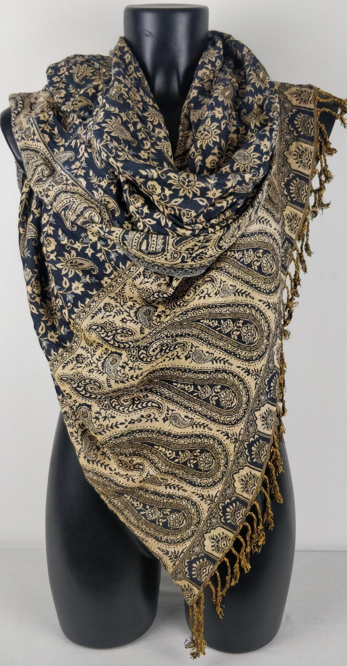 Pashmina réversible Sankya en viscose. Echarpe motif paisley bleu nuit.