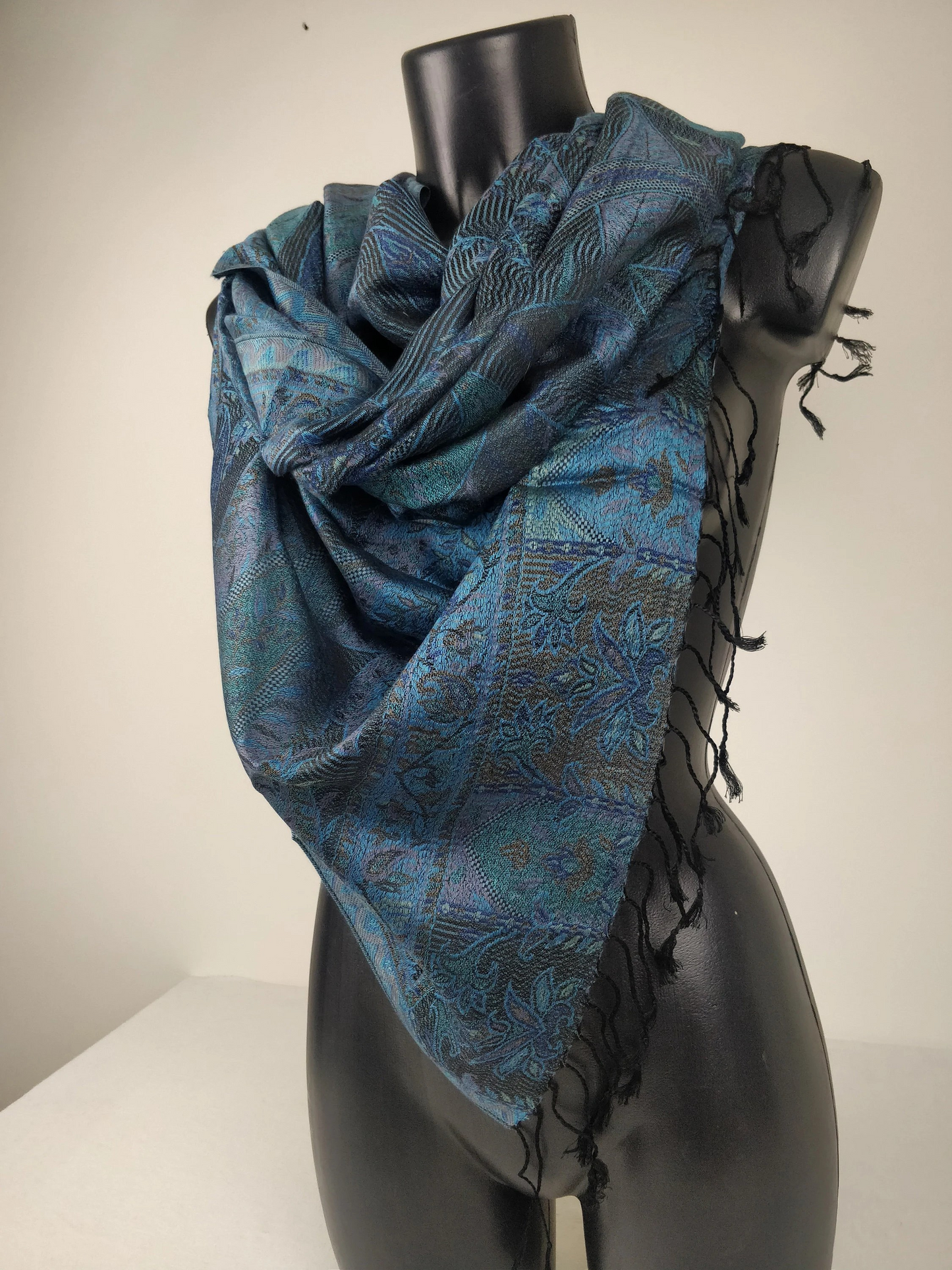 Wende-Mangal-Pashmina aus Modal/Seide. Schal mit blauen Paisleymustern.