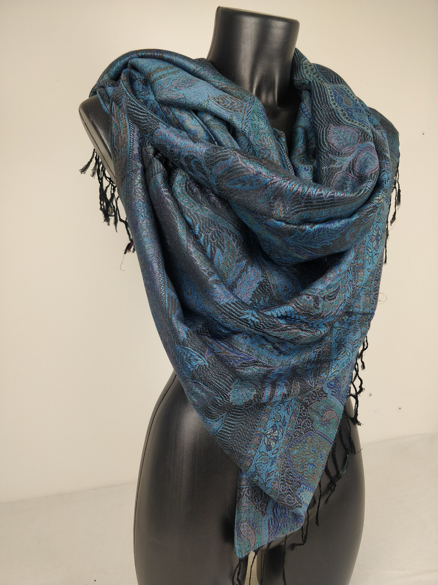 Wende-Mangal-Pashmina aus Modal/Seide. Schwarzes, blaues und lila Paisley-Muster.